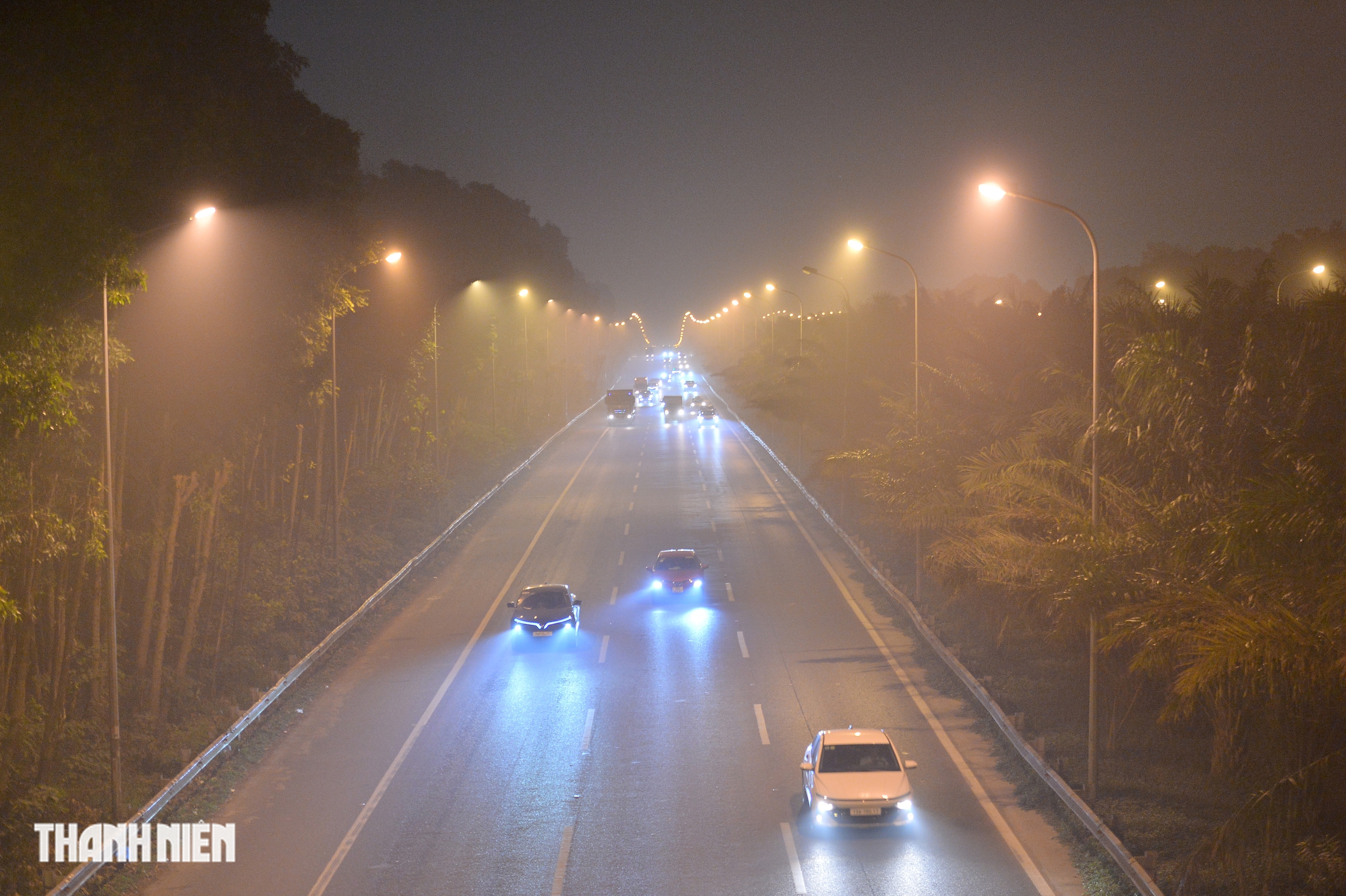 Hình ảnh Hà Nội xám trong đêm chỉ số ô nhiễm không khí vượt ngưỡng nguy hại - Ảnh 3.