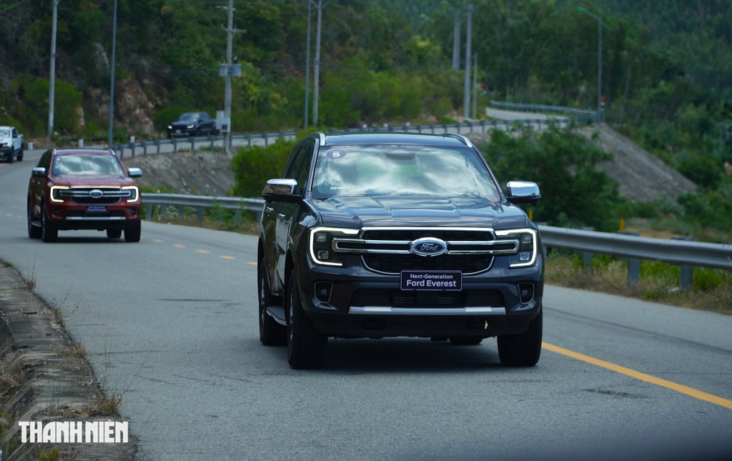 SUV 7 chỗ: Ford Everest lại một m&igrave;nh 'g&aacute;nh' doanh số ph&acirc;n kh&uacute;c - Ảnh 2.