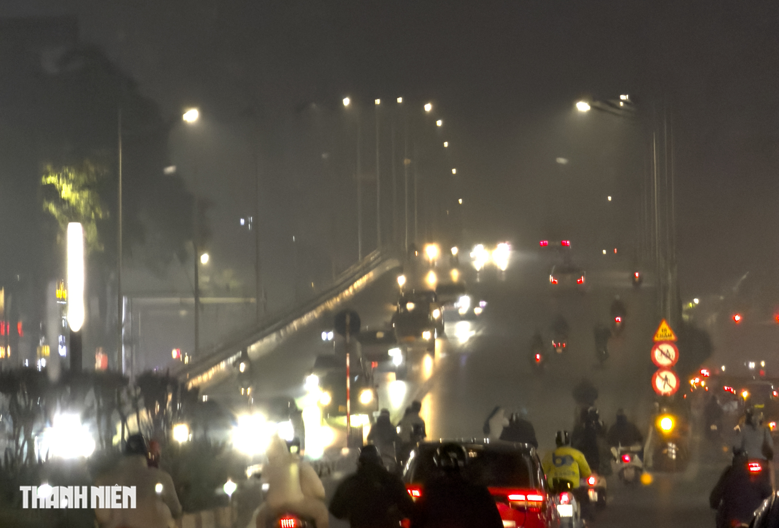 Hình ảnh Hà Nội xám trong đêm chỉ số ô nhiễm không khí vượt ngưỡng nguy hại - Ảnh 11.