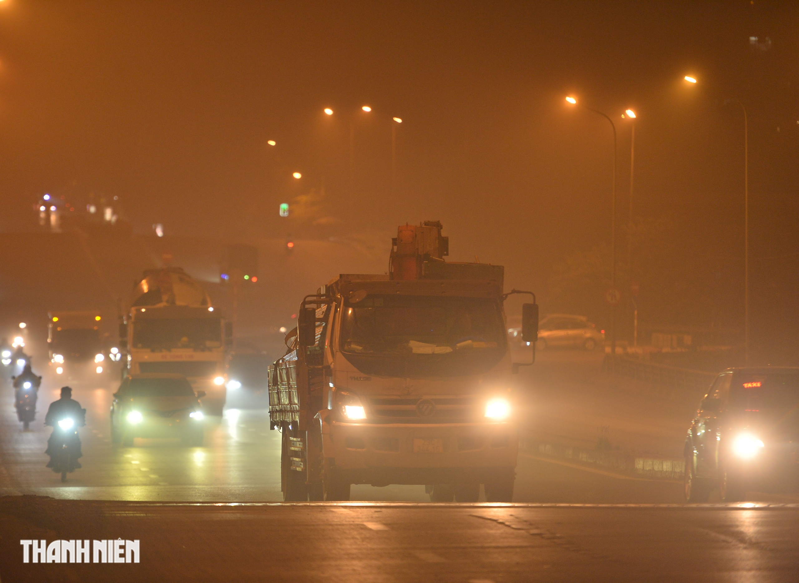 Hình ảnh Hà Nội xám trong đêm chỉ số ô nhiễm không khí vượt ngưỡng nguy hại - Ảnh 2.