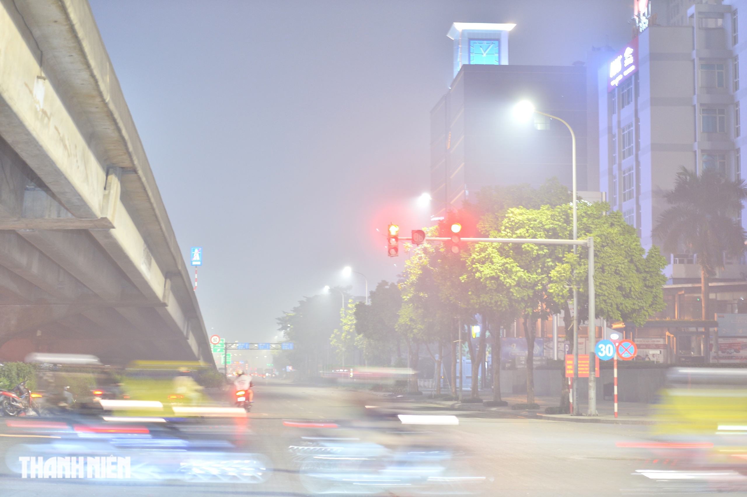 Hình ảnh Hà Nội xám trong đêm chỉ số ô nhiễm không khí vượt ngưỡng nguy hại - Ảnh 14.