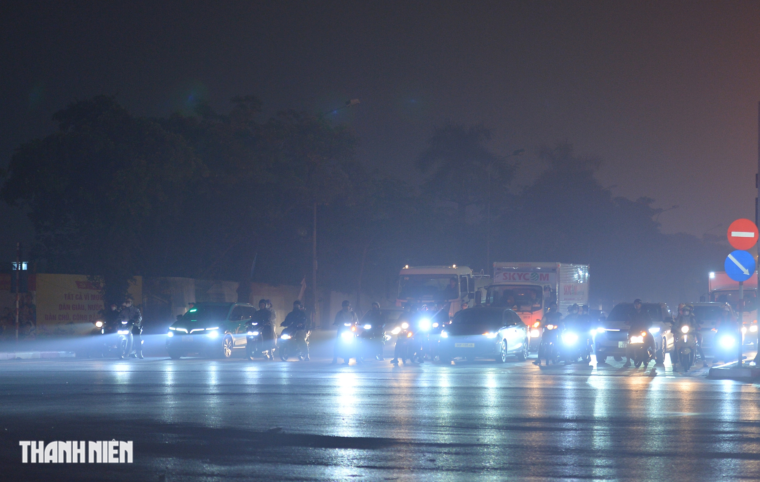 Hình ảnh Hà Nội xám trong đêm chỉ số ô nhiễm không khí vượt ngưỡng nguy hại - Ảnh 19.