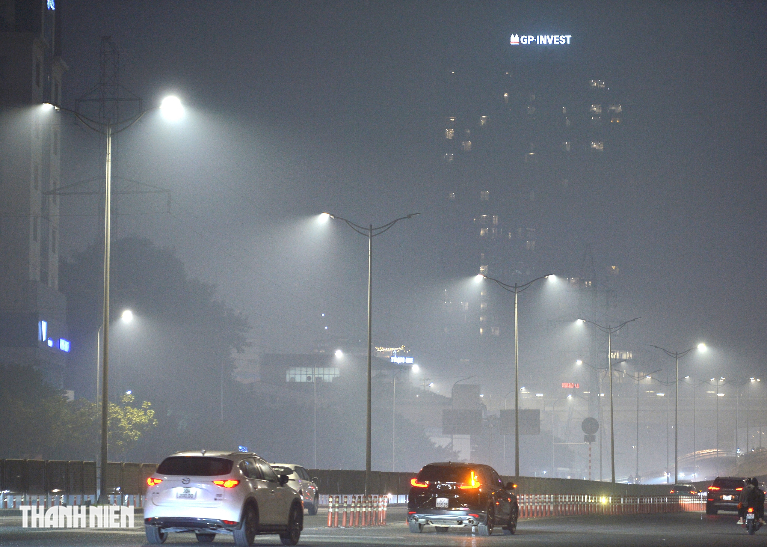 Hình ảnh Hà Nội xám trong đêm chỉ số ô nhiễm không khí vượt ngưỡng nguy hại - Ảnh 13.