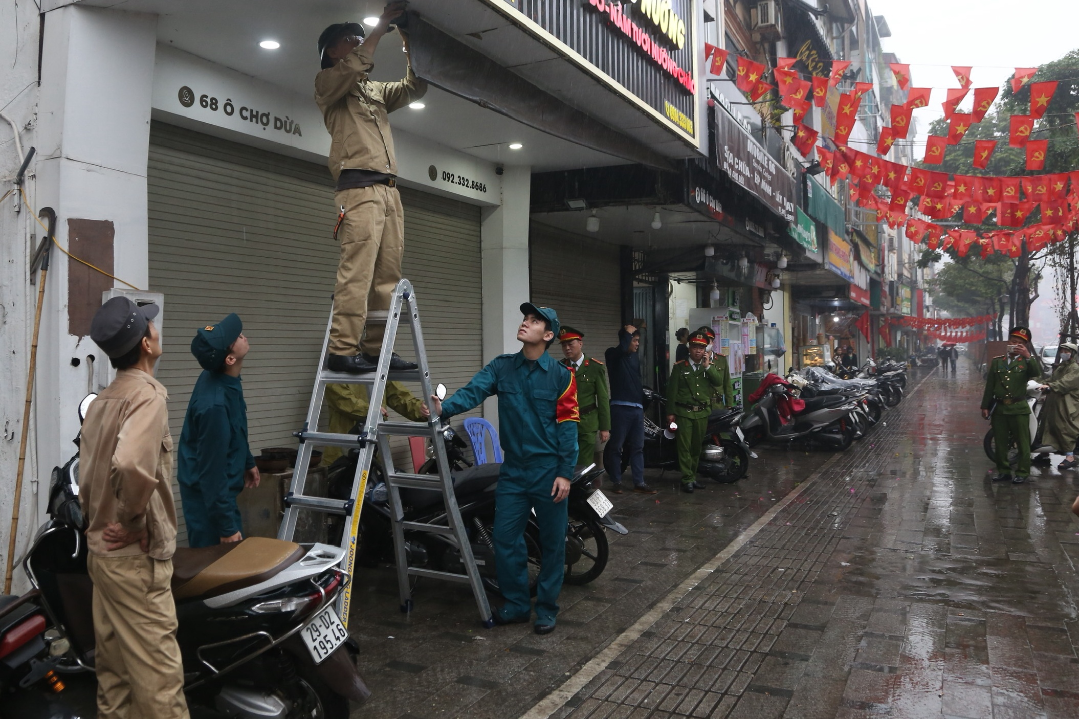 Cán bộ Hà Nội 'đội mưa' đi lấy lại vỉa hè cho người đi bộ - Ảnh 4.