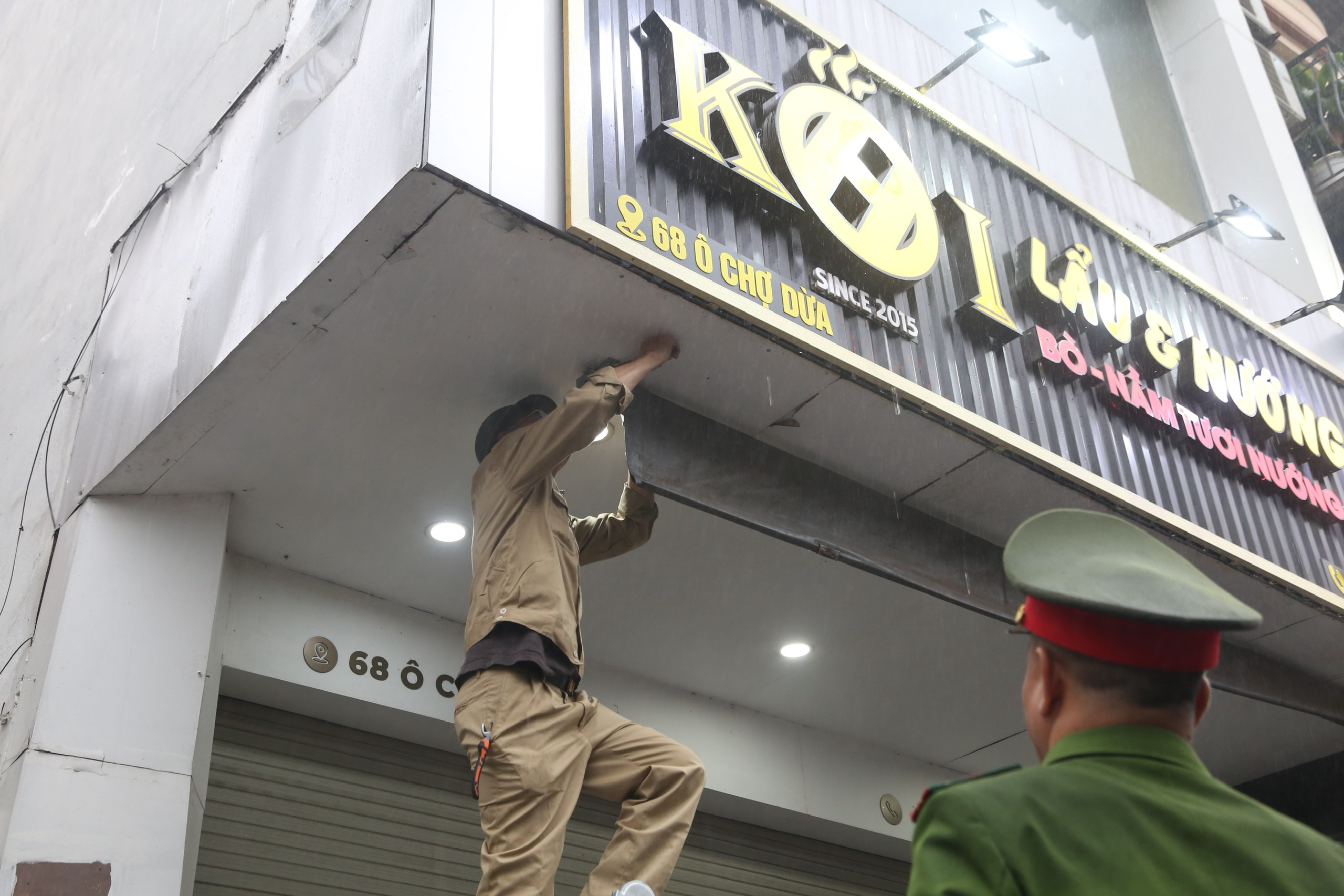 Cán bộ Hà Nội 'đội mưa' đi lấy lại vỉa hè cho người đi bộ - Ảnh 6.