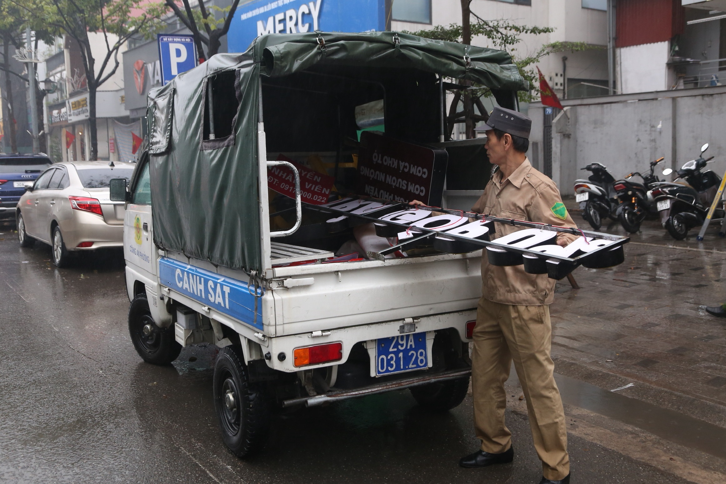 Cán bộ Hà Nội 'đội mưa' đi lấy lại vỉa hè cho người đi bộ - Ảnh 5.