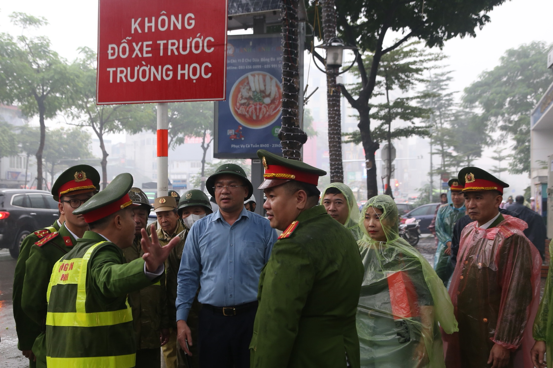 Cán bộ Hà Nội 'đội mưa' đi lấy lại vỉa hè cho người đi bộ - Ảnh 2.