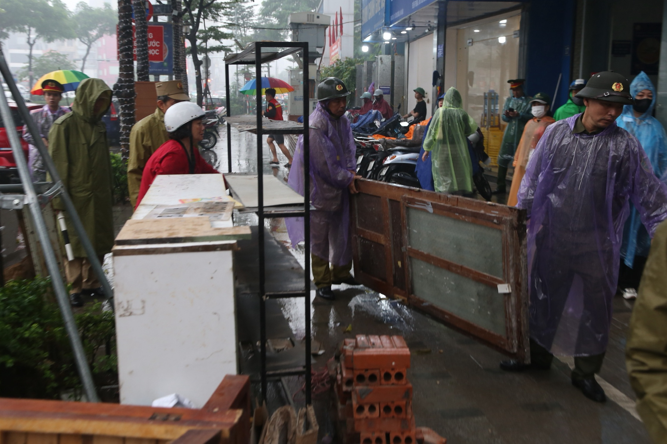 Cán bộ Hà Nội 'đội mưa' đi lấy lại vỉa hè cho người đi bộ - Ảnh 7.