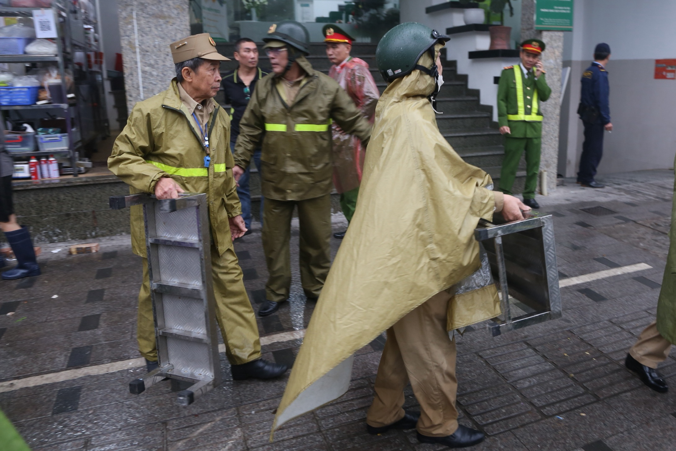 Cán bộ Hà Nội 'đội mưa' đi lấy lại vỉa hè cho người đi bộ - Ảnh 3.