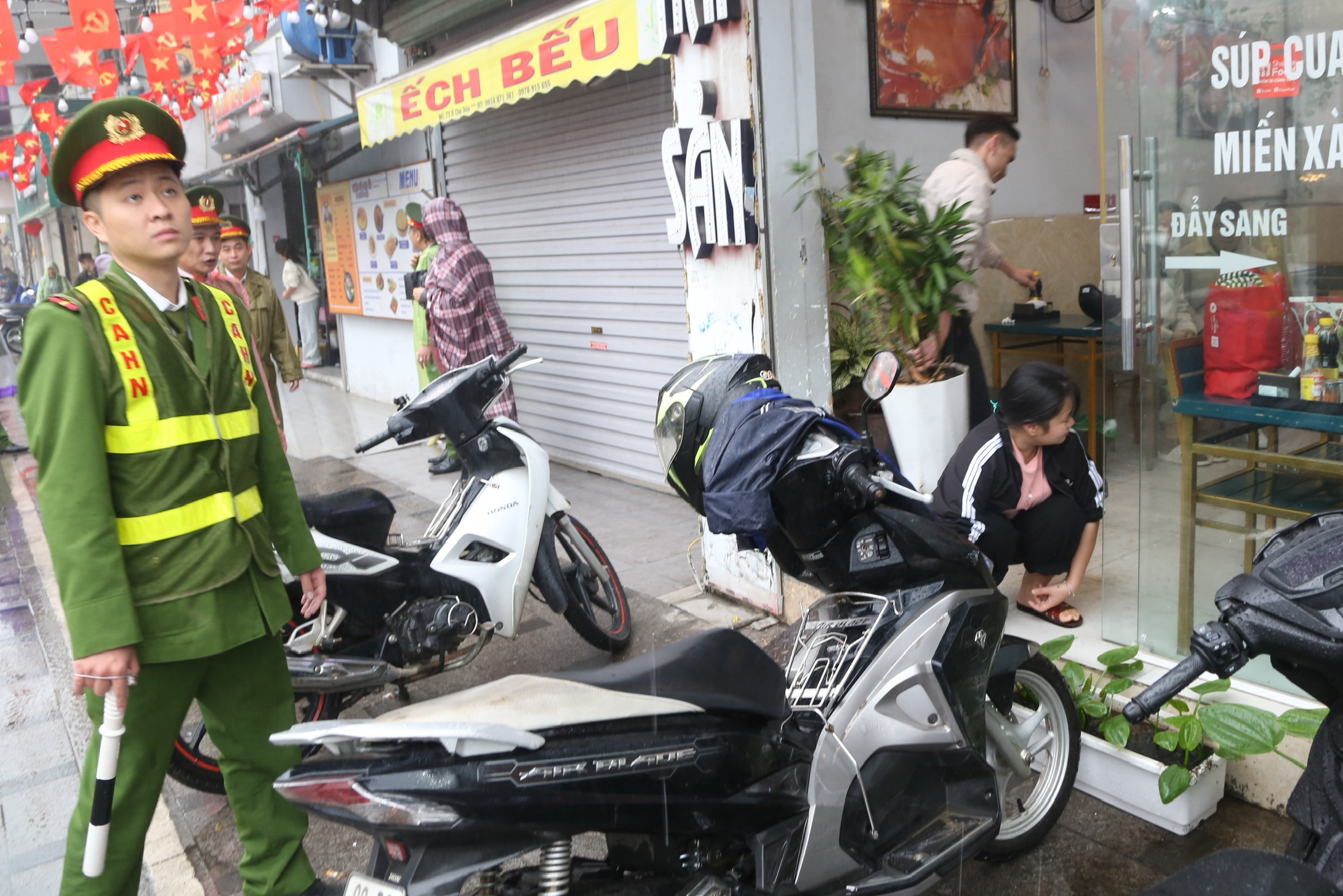 Cán bộ Hà Nội 'đội mưa' đi lấy lại vỉa hè cho người đi bộ - Ảnh 10.