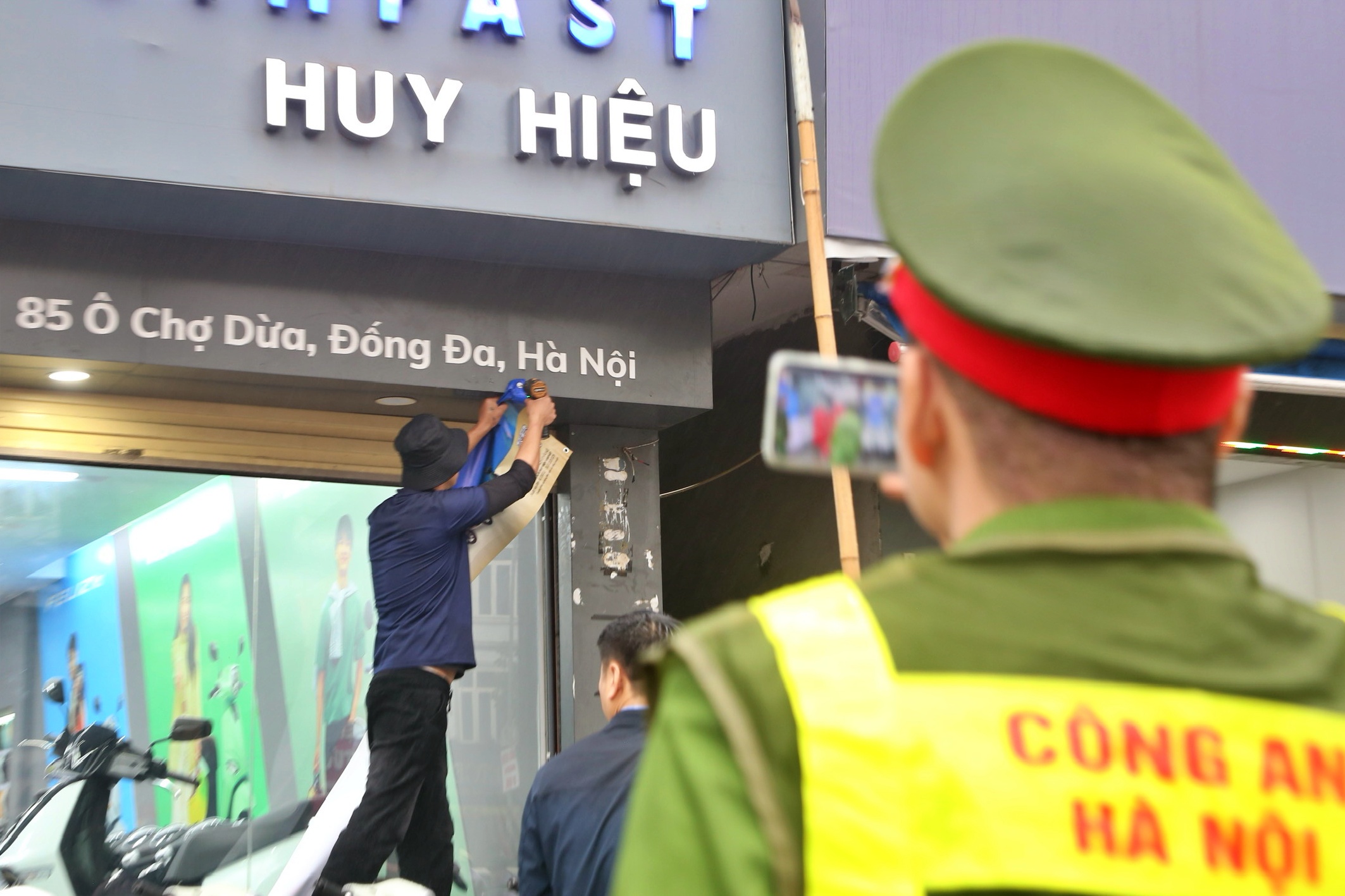 Cán bộ Hà Nội 'đội mưa' đi lấy lại vỉa hè cho người đi bộ - Ảnh 9.