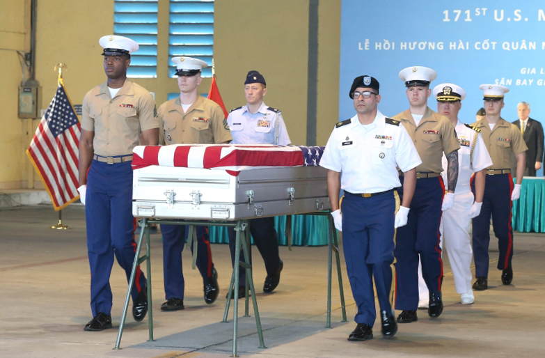 Vietnam överlämnar kvarlevorna av amerikanska soldater som saknades i strid under kriget - Foto 1. Việt Nam bàn giao hài cốt lính Mỹ mất tích trong chiến tranh- Ảnh 1.