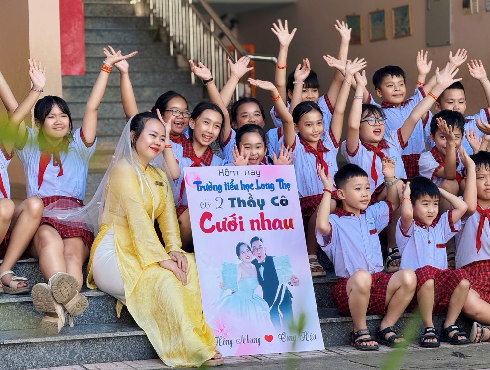 'Trường tiểu học có 2 thầy cô cưới nhau' gây sốt - Ảnh 1. 'Trường tiểu học có 2 thầy cô cưới nhau' gây sốt - Ảnh 1.