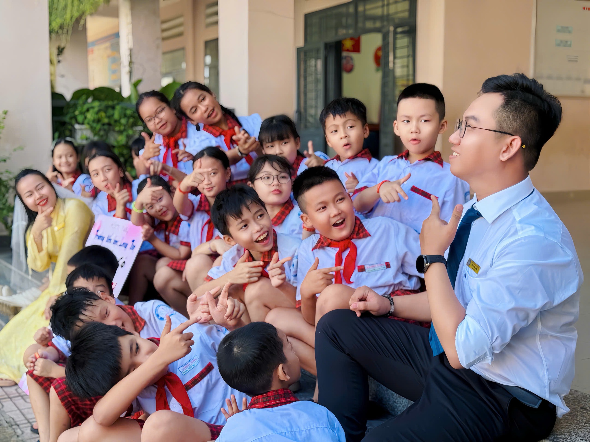 'Trường tiểu học có 2 thầy cô cưới nhau' gây sốt - Ảnh 2. 'Trường tiểu học có 2 thầy cô cưới nhau' gây sốt - Ảnh 2.