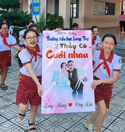 'Trường tiểu học có 2 thầy cô cưới nhau' gây sốt - Ảnh 3. 'Trường tiểu học có 2 thầy cô cưới nhau' gây sốt - Ảnh 3.