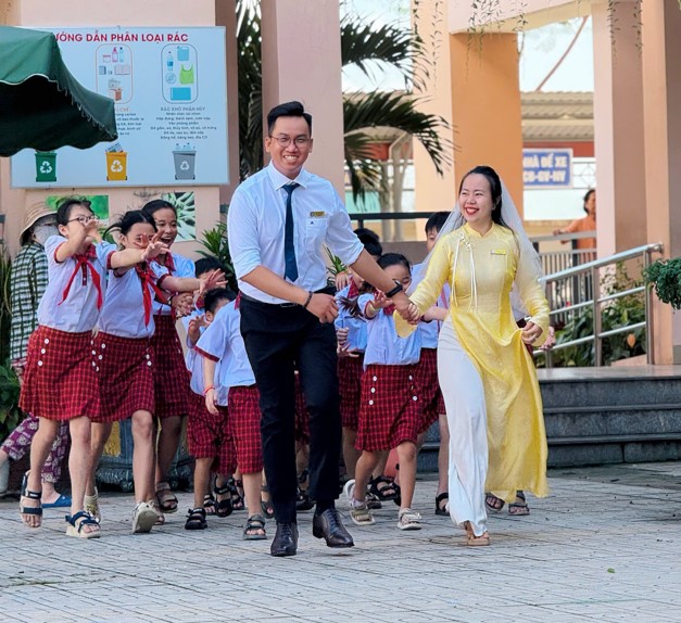 'Trường tiểu học có 2 thầy cô cưới nhau' gây sốt - Ảnh 4. 'Trường tiểu học có 2 thầy cô cưới nhau' gây sốt - Ảnh 4.