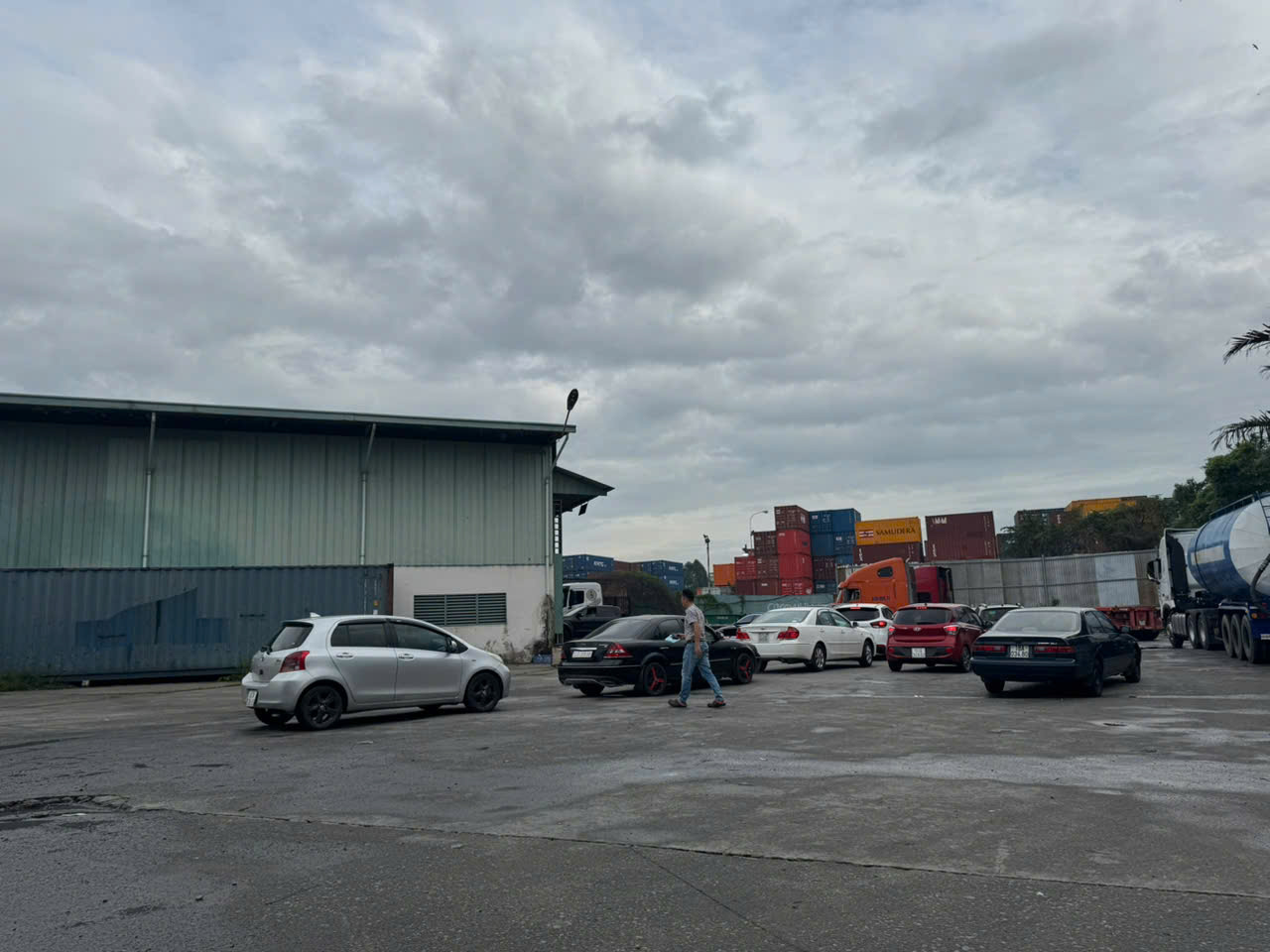 Vì sao đăng kiểm vắng vẻ ngay mùa cao điểm?- Ảnh 1. Vì sao đăng kiểm vắng vẻ ngay mùa cao điểm?- Ảnh 1.