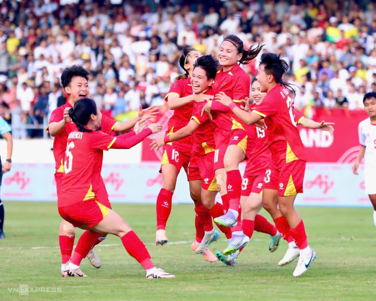 Indonesia's semi-final schedule today: The path to the final is wide open for the Vietnamese women's team - Image 1. Lịch đấu Indonesia bán kết hôm nay: Cửa vào chung kết rộng mở cho đội tuyển nữ Việt Nam- Ảnh 1.