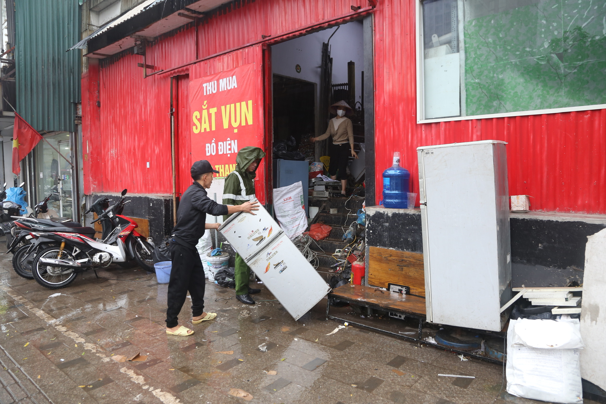 Cán bộ Hà Nội 'đội mưa' đi lấy lại vỉa hè cho người đi bộ - Ảnh 11.