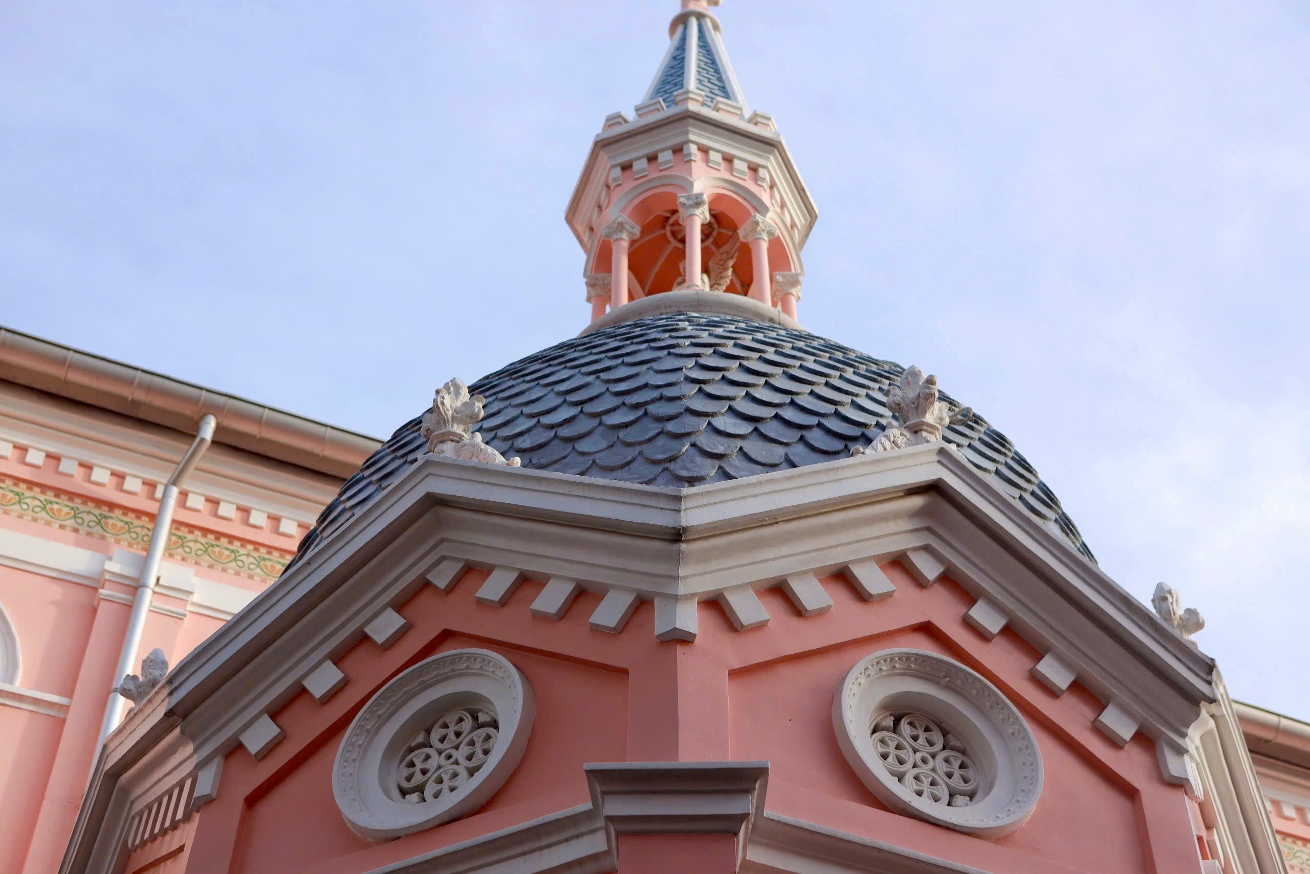 Bên trong 'nhà thờ hồng' 150 tuổi độc nhất ở TP.HCM có gì đặc biệt?- Ảnh 7. Bên trong 'nhà thờ hồng' 150 tuổi độc nhất ở TP.HCM có gì đặc biệt?- Ảnh 7.