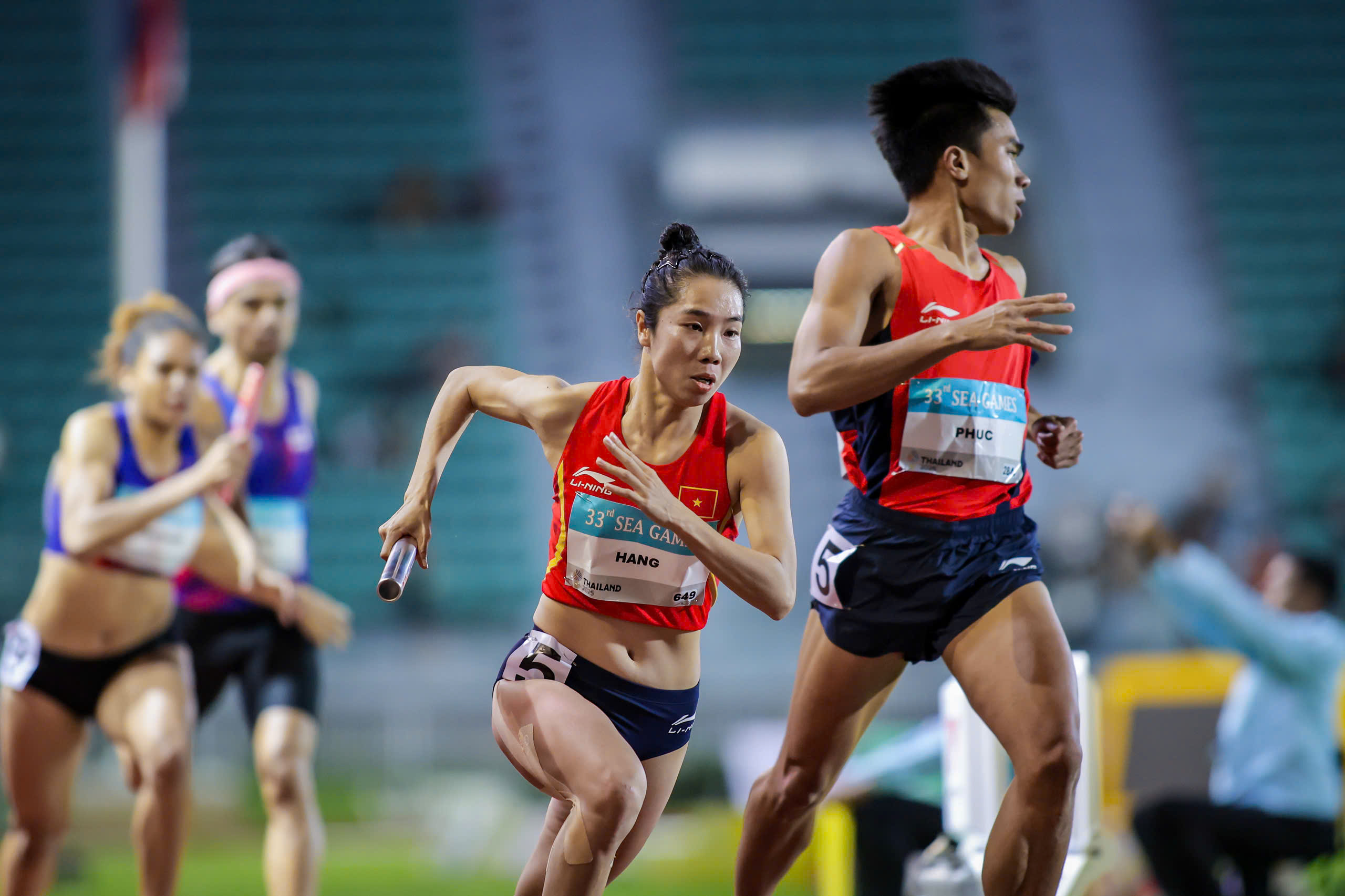 Bộ tứ tiếp sức Việt Nam nói cực hay sau màn chạy trình diễn siêu đẳng cấp thắng người Thái- Ảnh 5. Bộ tứ tiếp sức Việt Nam nói cực hay sau màn chạy trình diễn siêu đẳng cấp thắng người Thái- Ảnh 5.