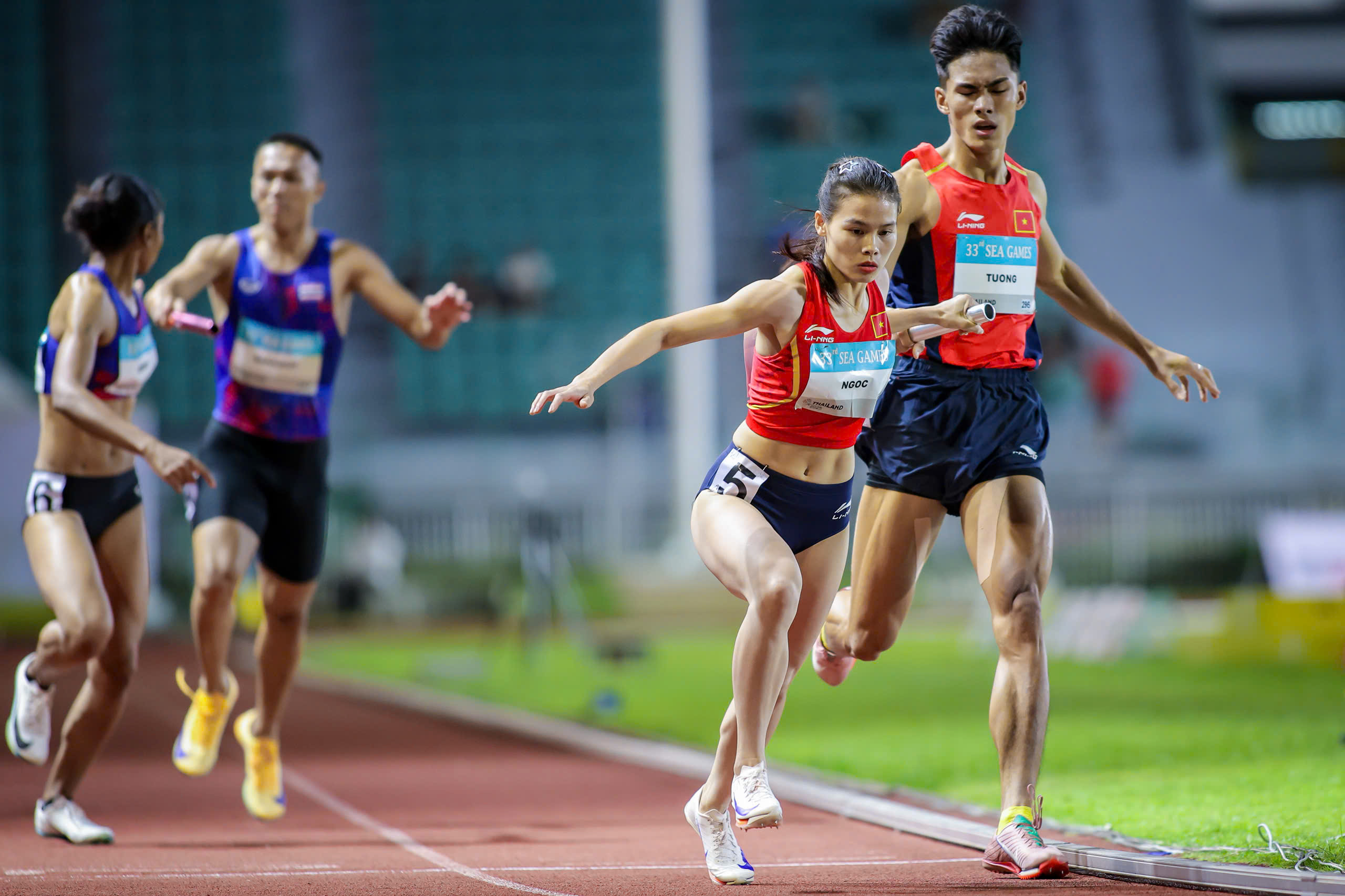 Bộ tứ tiếp sức Việt Nam nói cực hay sau màn chạy trình diễn siêu đẳng cấp thắng người Thái- Ảnh 4. Bộ tứ tiếp sức Việt Nam nói cực hay sau màn chạy trình diễn siêu đẳng cấp thắng người Thái- Ảnh 4.