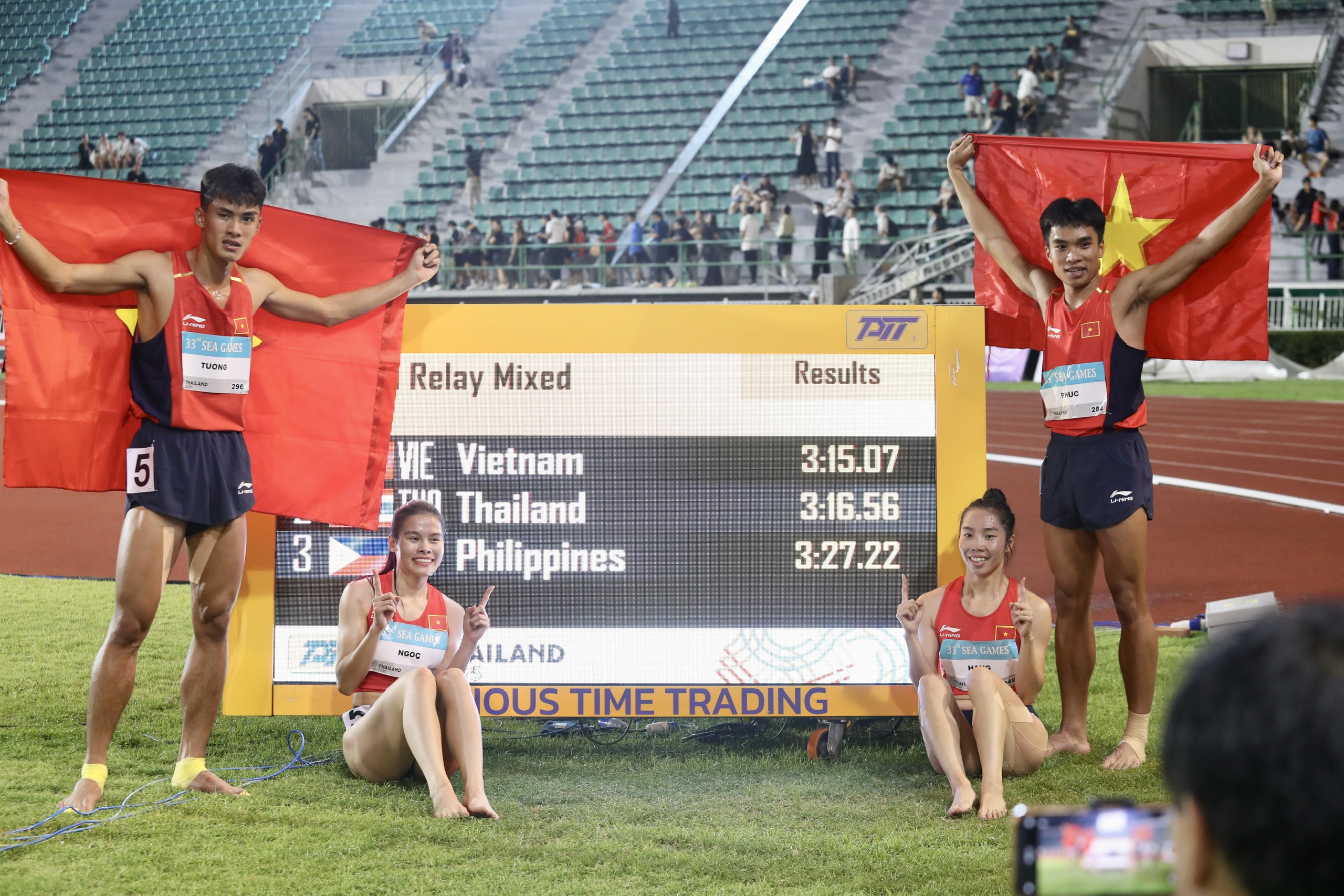 Bộ tứ tiếp sức Việt Nam nói cực hay sau màn chạy trình diễn siêu đẳng cấp thắng người Thái- Ảnh 3. Bộ tứ tiếp sức Việt Nam nói cực hay sau màn chạy trình diễn siêu đẳng cấp thắng người Thái- Ảnh 3.