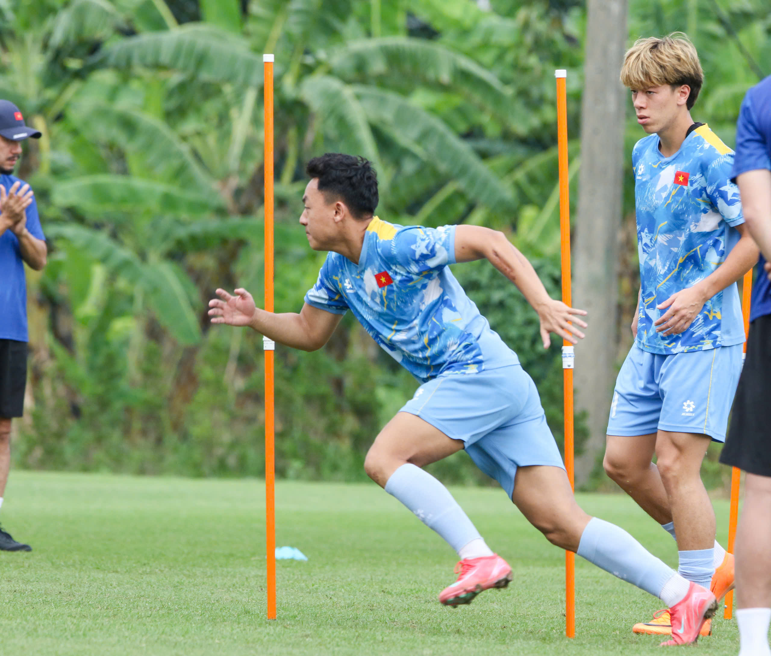 HLV Kim trổ tài 'đá ma' cực hay, U.23 Việt Nam hào hứng chờ bán kết thắng Philippines- Ảnh 4. HLV Kim trổ tài 'đá ma' cực hay, U.23 Việt Nam hào hứng chờ bán kết thắng Philippines- Ảnh 4.