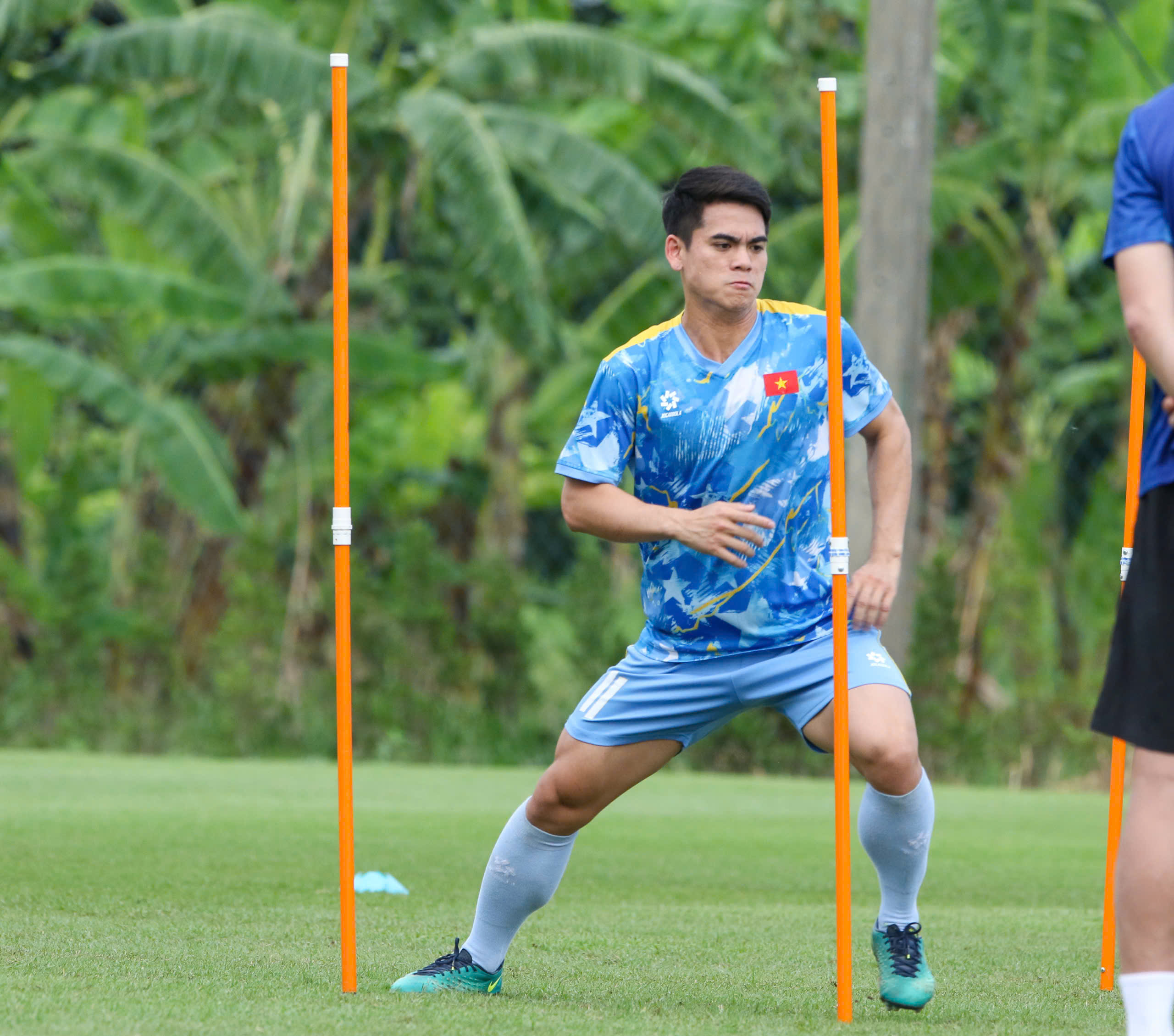 HLV Kim trổ tài 'đá ma' cực hay, U.23 Việt Nam hào hứng chờ bán kết thắng Philippines- Ảnh 5. HLV Kim trổ tài 'đá ma' cực hay, U.23 Việt Nam hào hứng chờ bán kết thắng Philippines- Ảnh 5.