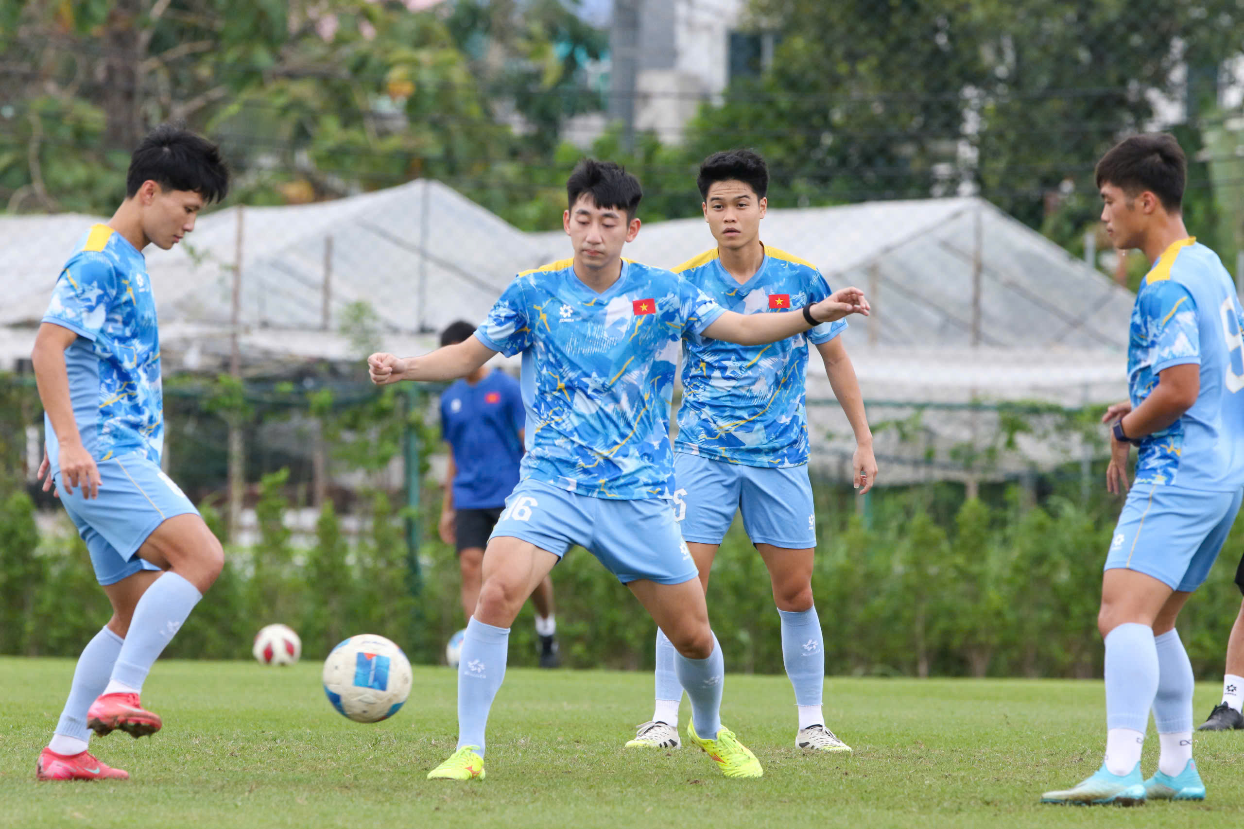 HLV Kim trổ tài 'đá ma' cực hay, U.23 Việt Nam hào hứng chờ bán kết thắng Philippines- Ảnh 7. HLV Kim trổ tài 'đá ma' cực hay, U.23 Việt Nam hào hứng chờ bán kết thắng Philippines- Ảnh 7.