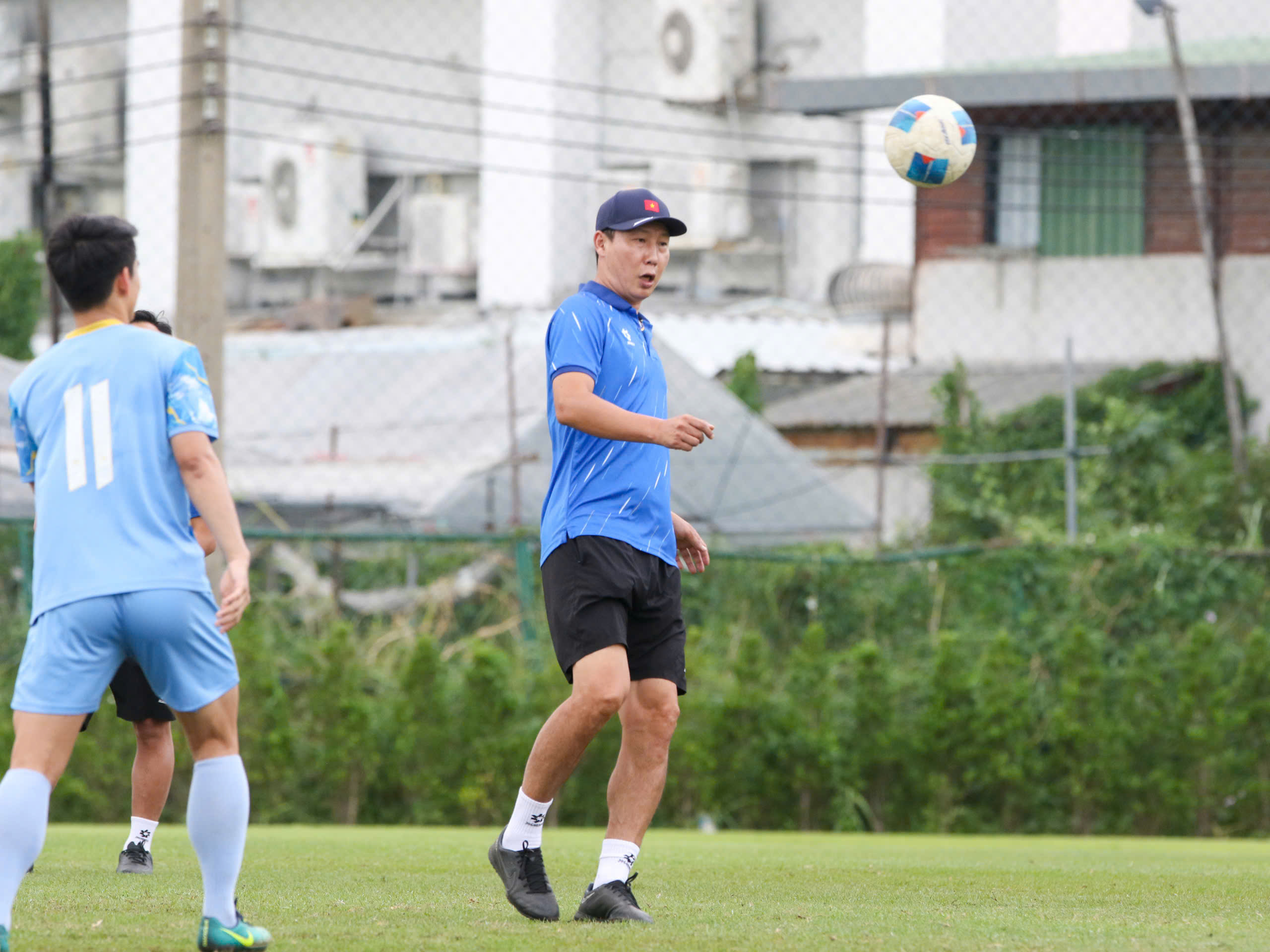 HLV Kim trổ tài 'đá ma' cực hay, U.23 Việt Nam hào hứng chờ bán kết thắng Philippines- Ảnh 9. HLV Kim trổ tài 'đá ma' cực hay, U.23 Việt Nam hào hứng chờ bán kết thắng Philippines- Ảnh 9.