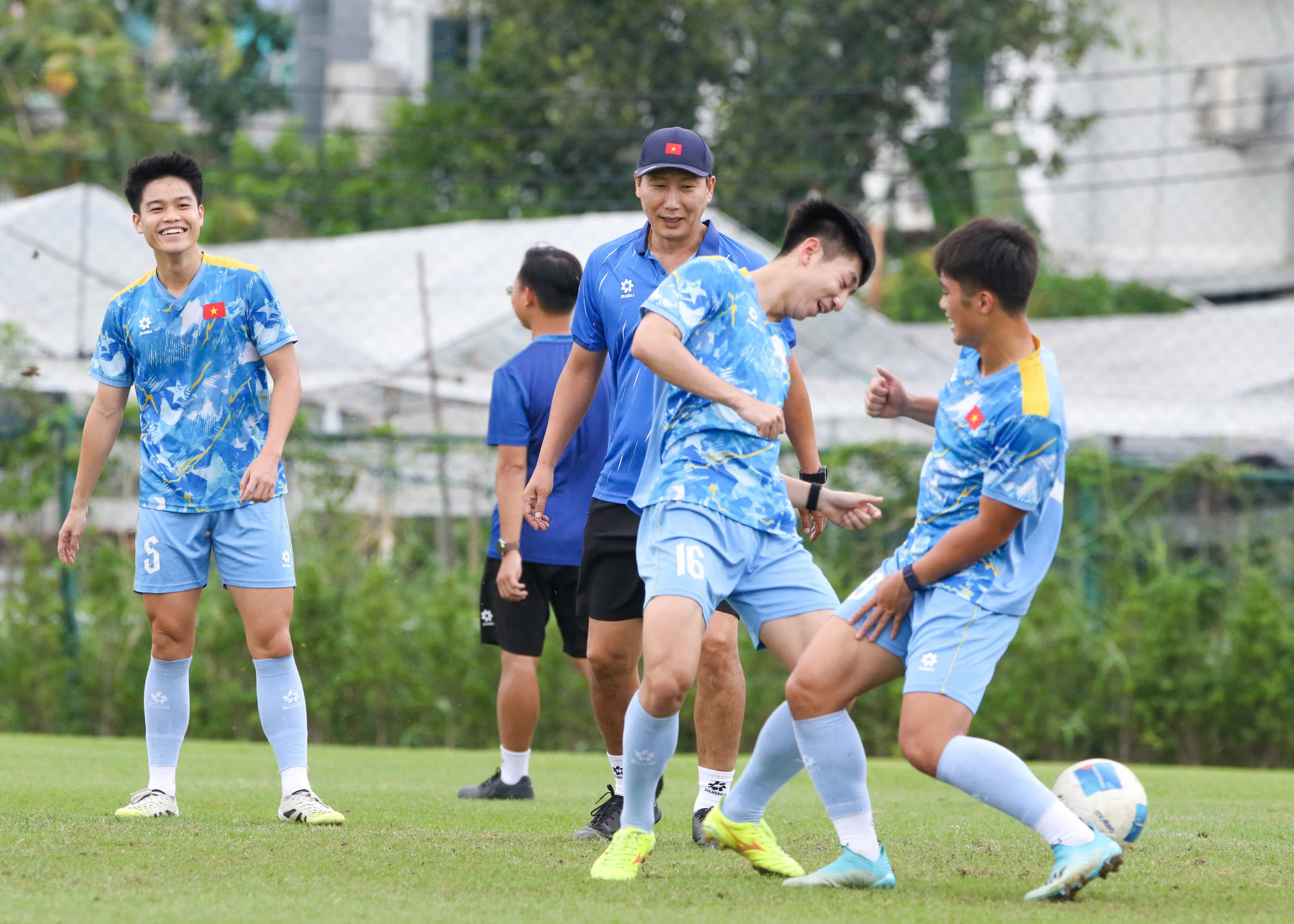 HLV Kim trổ tài 'đá ma' cực hay, U.23 Việt Nam hào hứng chờ bán kết thắng Philippines- Ảnh 2. HLV Kim trổ tài 'đá ma' cực hay, U.23 Việt Nam hào hứng chờ bán kết thắng Philippines- Ảnh 2.