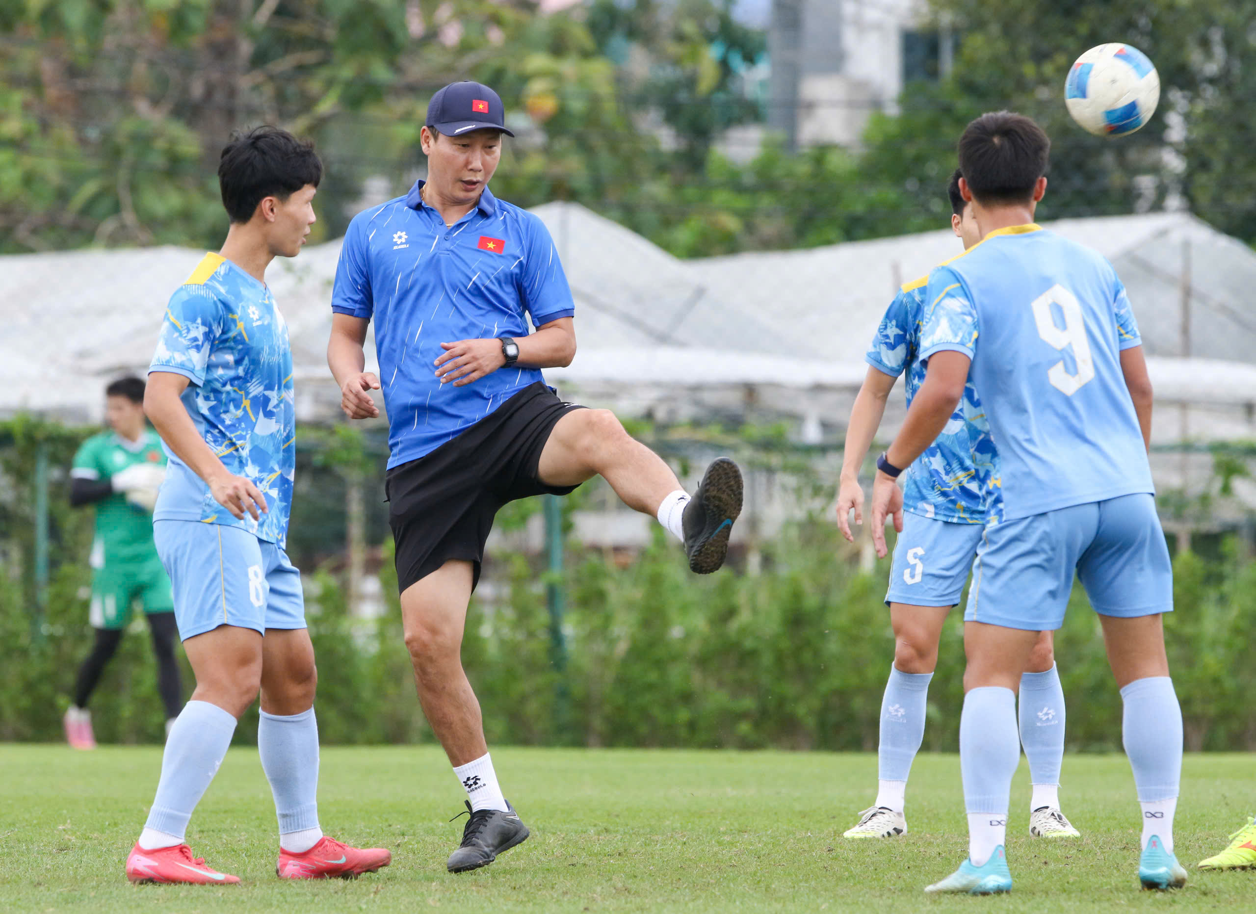 HLV Kim trổ tài 'đá ma' cực hay, U.23 Việt Nam hào hứng chờ bán kết thắng Philippines- Ảnh 10. HLV Kim trổ tài 'đá ma' cực hay, U.23 Việt Nam hào hứng chờ bán kết thắng Philippines- Ảnh 10.