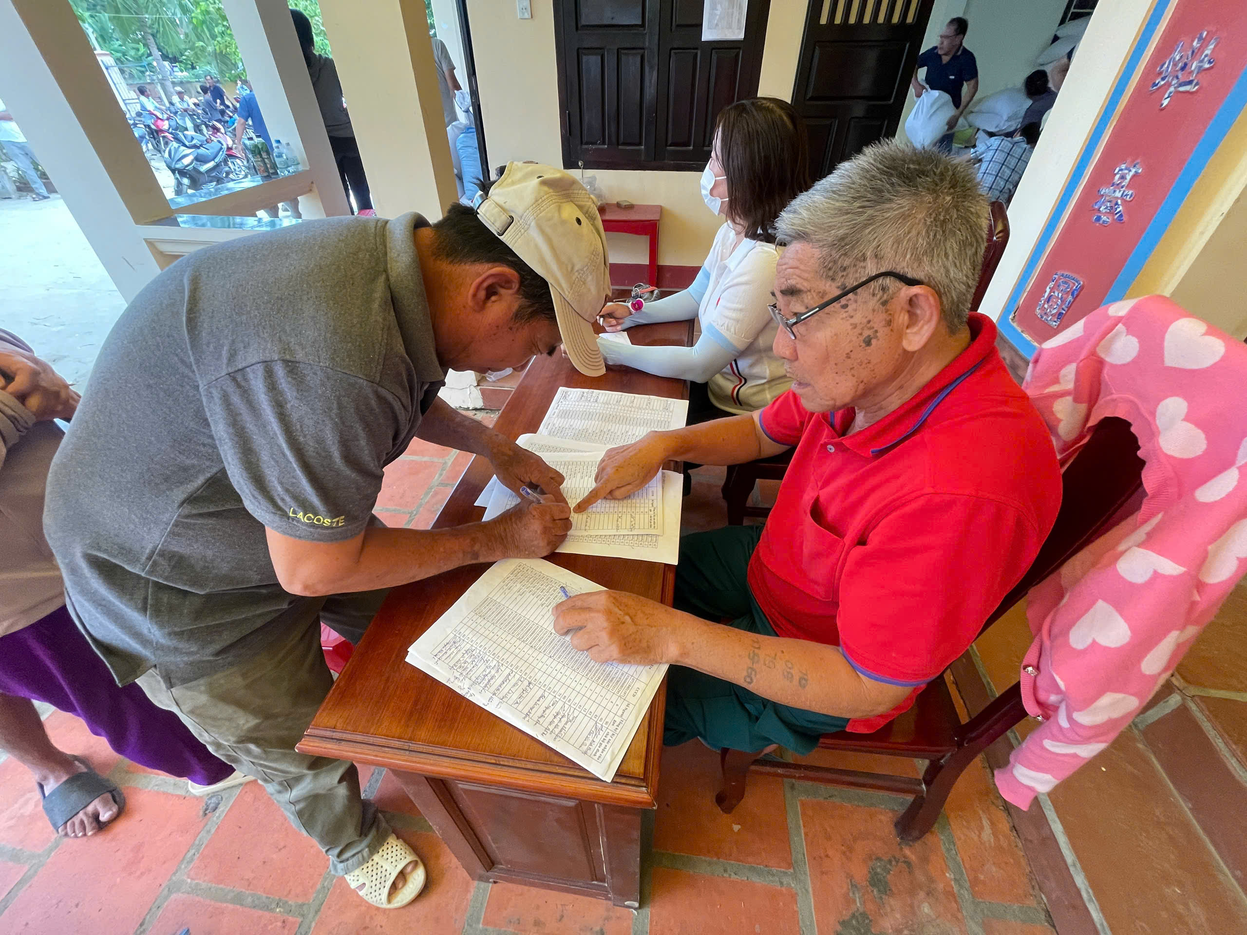 Khánh hòa hỗ trợ người dân không có đăng ký cư trú sau mưa lũ - Ảnh 1. Khánh hòa hỗ trợ người dân không có đăng ký cư trú sau mưa lũ - Ảnh 1.