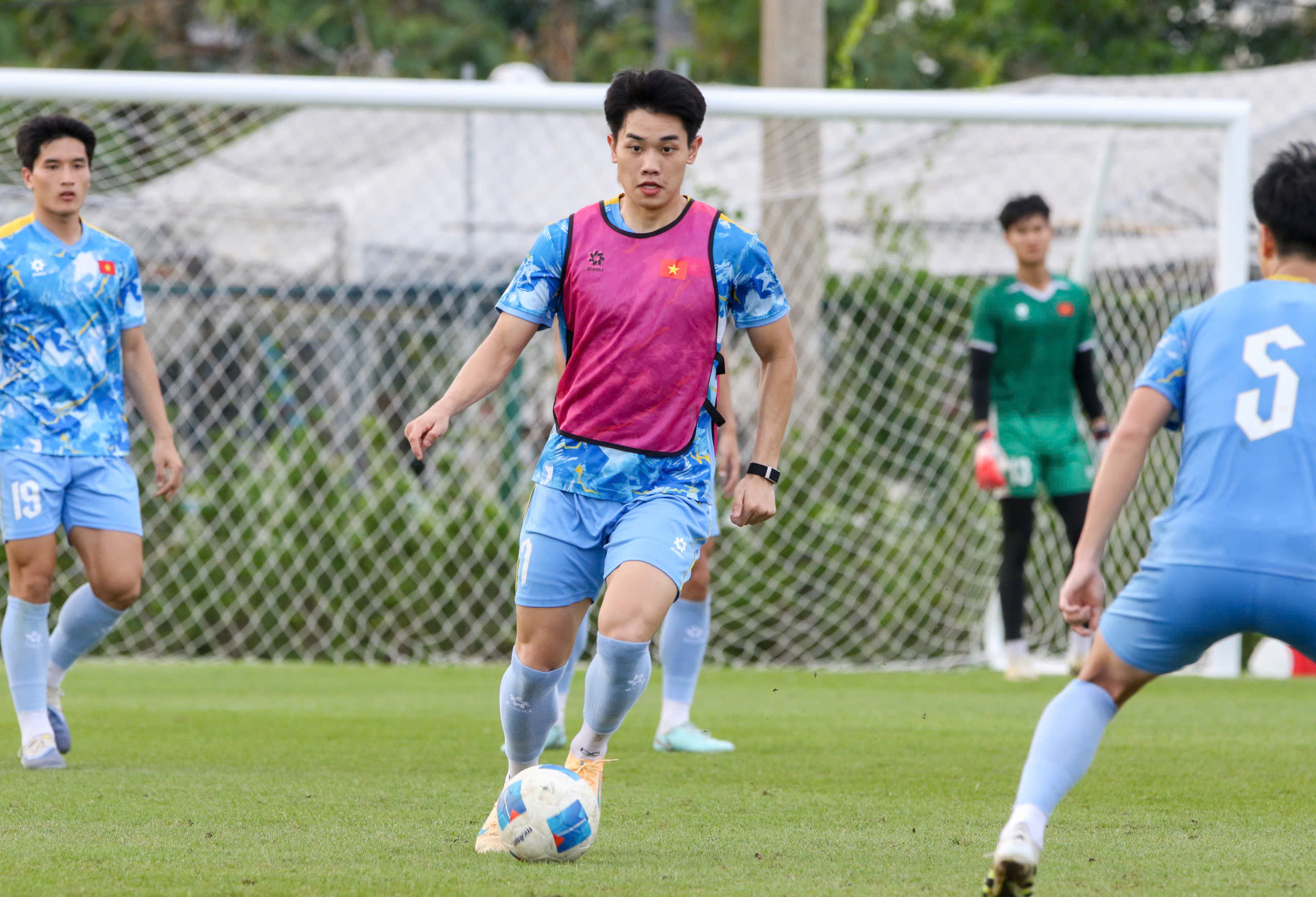 HLV Kim trổ tài 'đá ma' cực hay, U.23 Việt Nam hào hứng chờ bán kết thắng Philippines- Ảnh 17. HLV Kim trổ tài 'đá ma' cực hay, U.23 Việt Nam hào hứng chờ bán kết thắng Philippines- Ảnh 17.