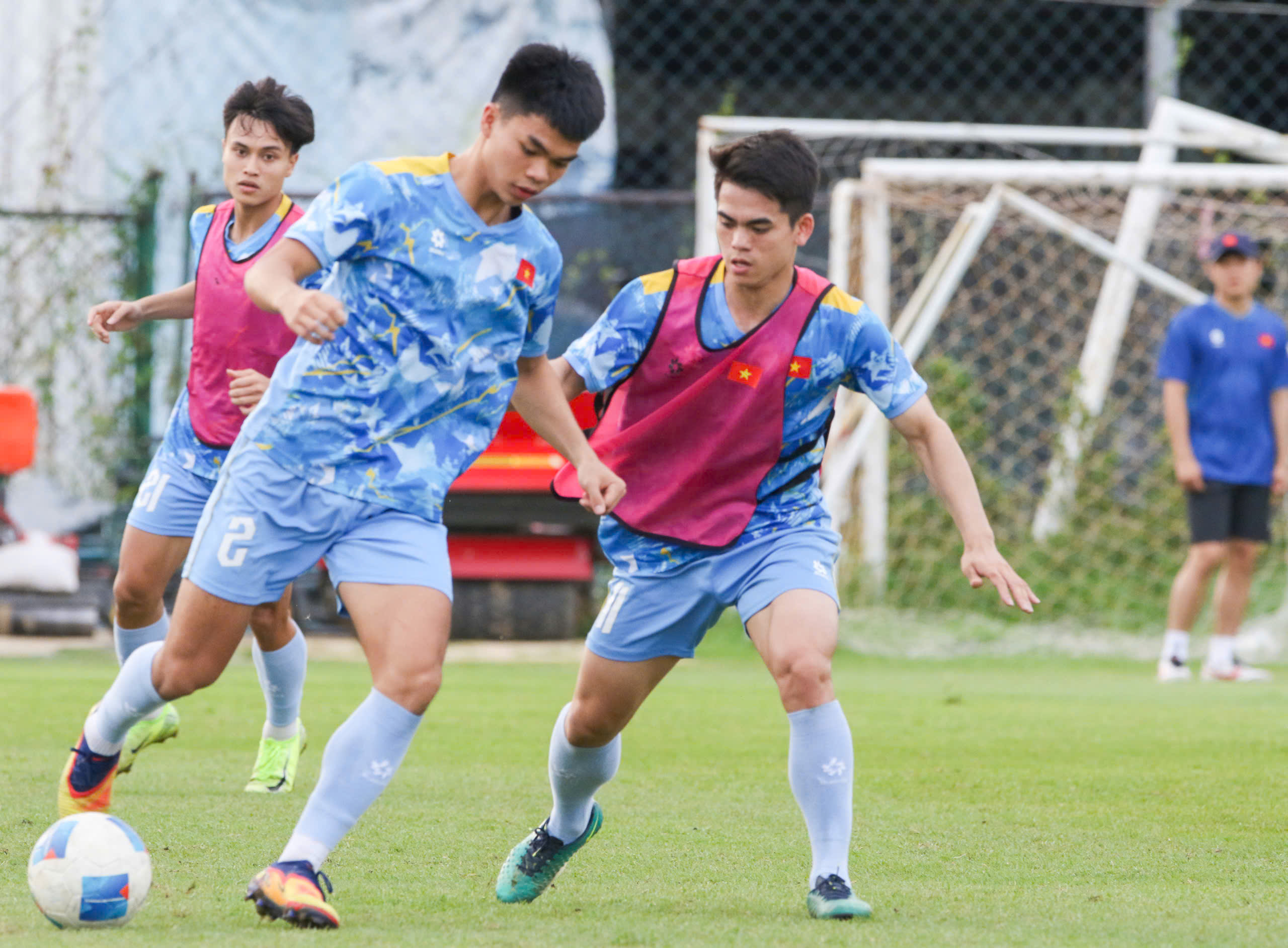 HLV Kim trổ tài 'đá ma' cực hay, U.23 Việt Nam hào hứng chờ bán kết thắng Philippines- Ảnh 19. HLV Kim trổ tài 'đá ma' cực hay, U.23 Việt Nam hào hứng chờ bán kết thắng Philippines- Ảnh 19.