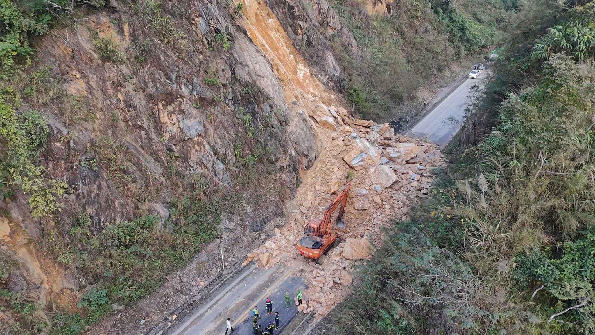 Sạt lở nghiêm trọng ở Mai Châu, 3 người bị vùi lấp- Ảnh 1. Sạt lở nghiêm trọng ở Mai Châu, 3 người bị vùi lấp- Ảnh 1.