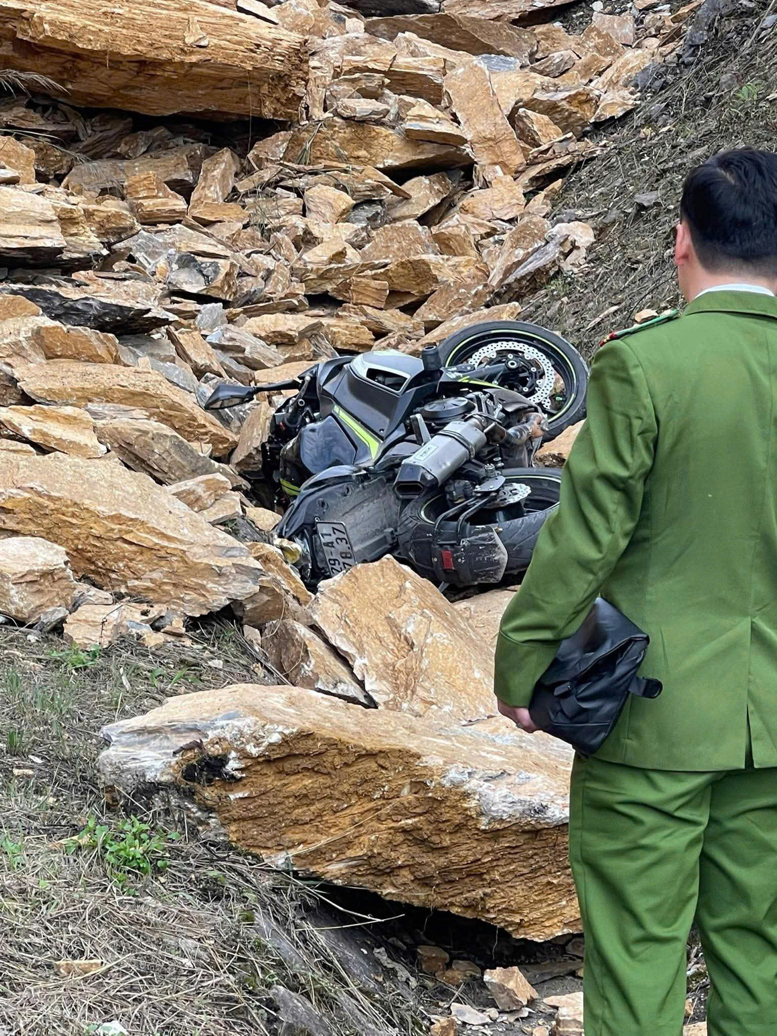 Sạt lở nghiêm trọng ở Mai Châu, 3 người bị vùi lấp- Ảnh 4. Sạt lở nghiêm trọng ở Mai Châu, 3 người bị vùi lấp- Ảnh 4.