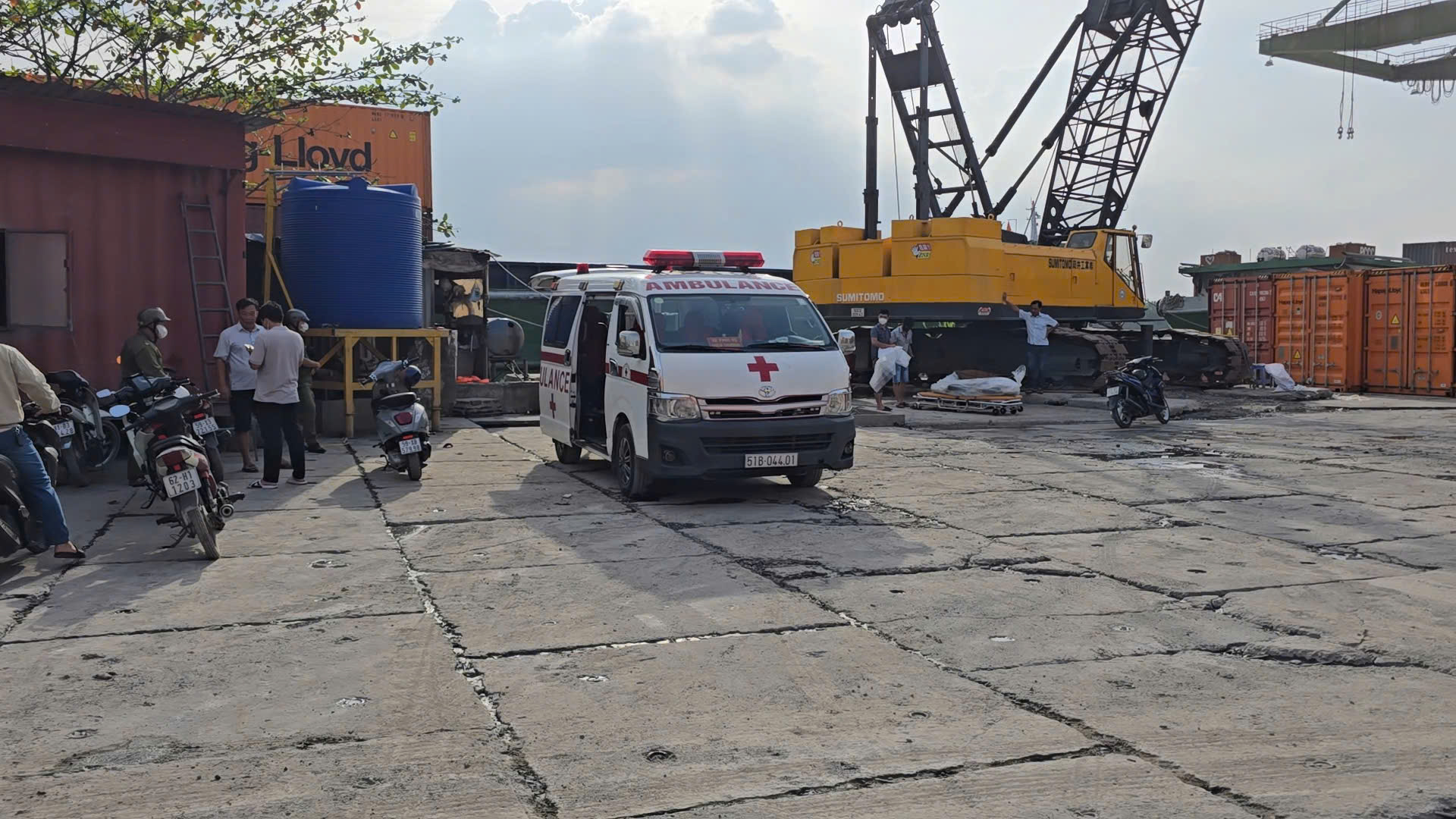 TP.HCM: Phát hiện thi thể ở cảng ICD, lưng xăm hình 'cá chép bên hoa sen'- Ảnh 2.