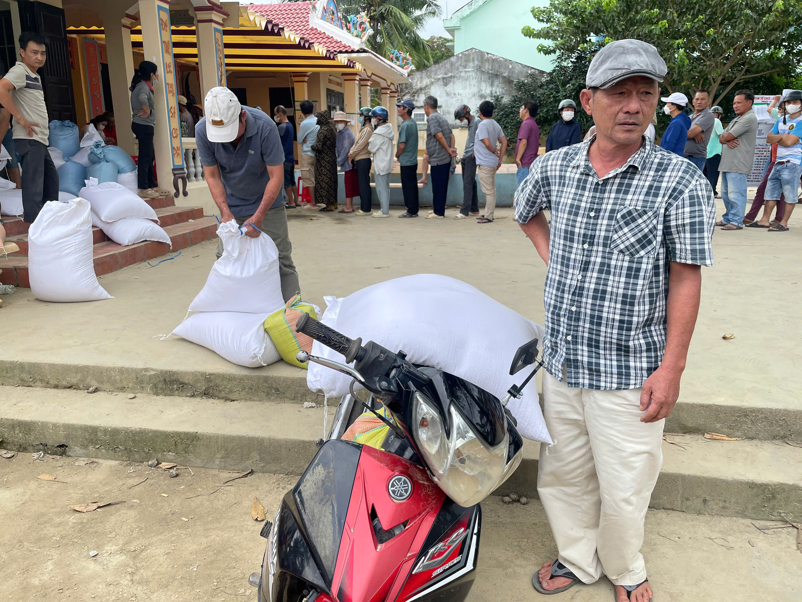 Khánh hòa hỗ trợ người dân không có đăng ký cư trú sau mưa lũ - Ảnh 4. Khánh hòa hỗ trợ người dân không có đăng ký cư trú sau mưa lũ - Ảnh 4.