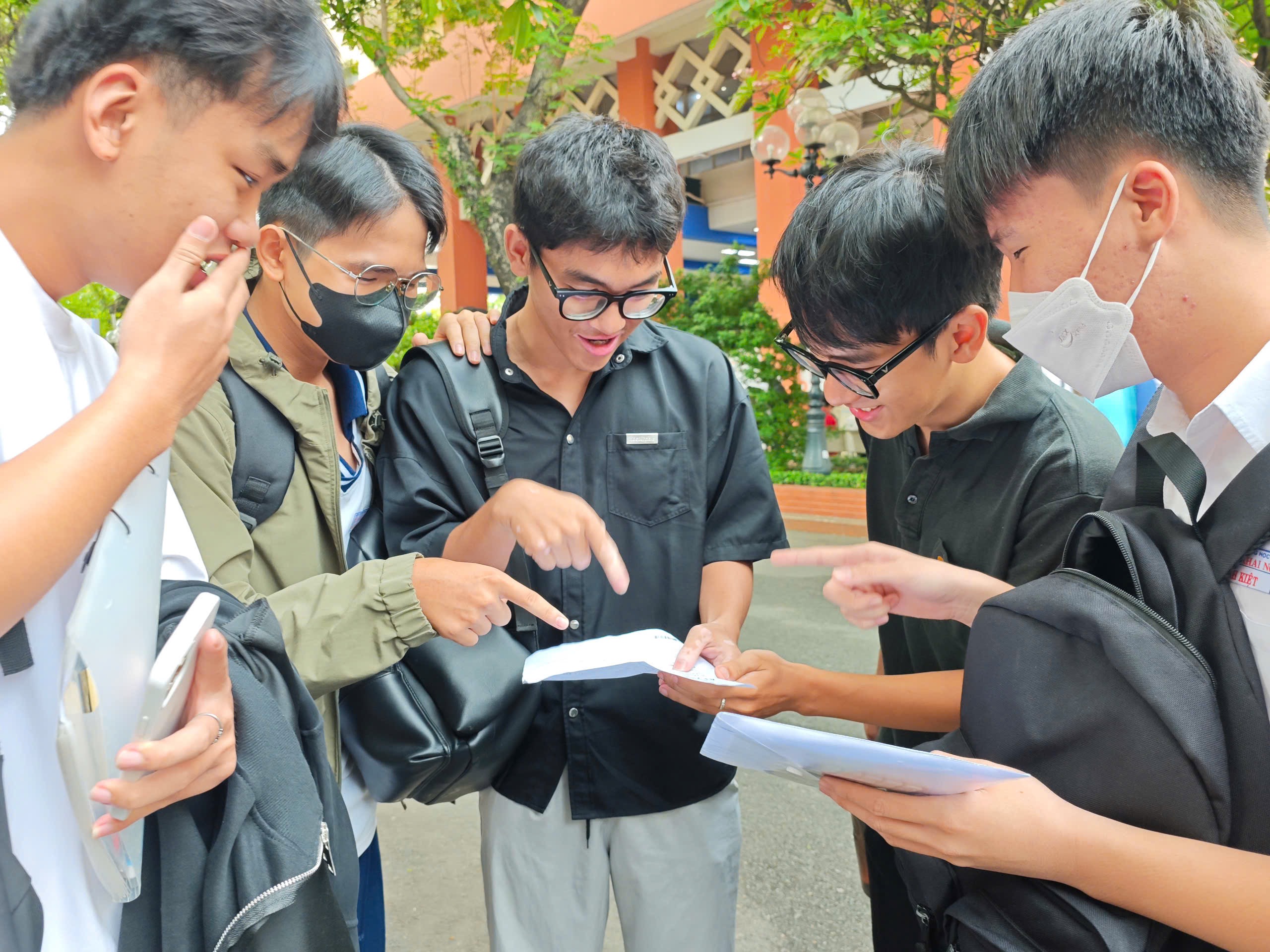 ĐH Quốc gia TP.HCM bắt buộc thí sinh thi đánh giá năng lực mới được xét tuyển? - Ảnh 1.