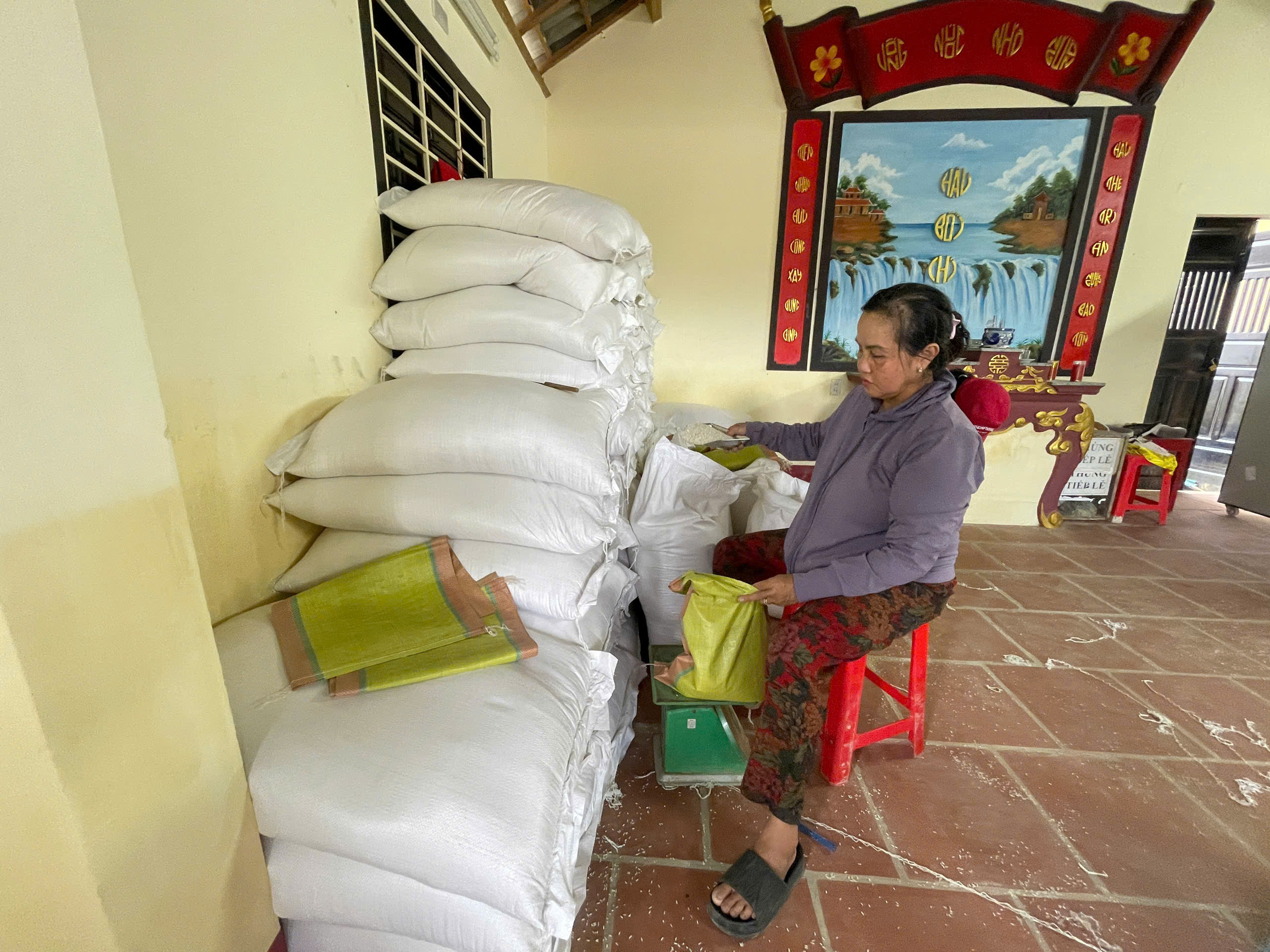 Khánh hòa hỗ trợ người dân không có đăng ký cư trú sau mưa lũ - Ảnh 3. Khánh hòa hỗ trợ người dân không có đăng ký cư trú sau mưa lũ - Ảnh 3.