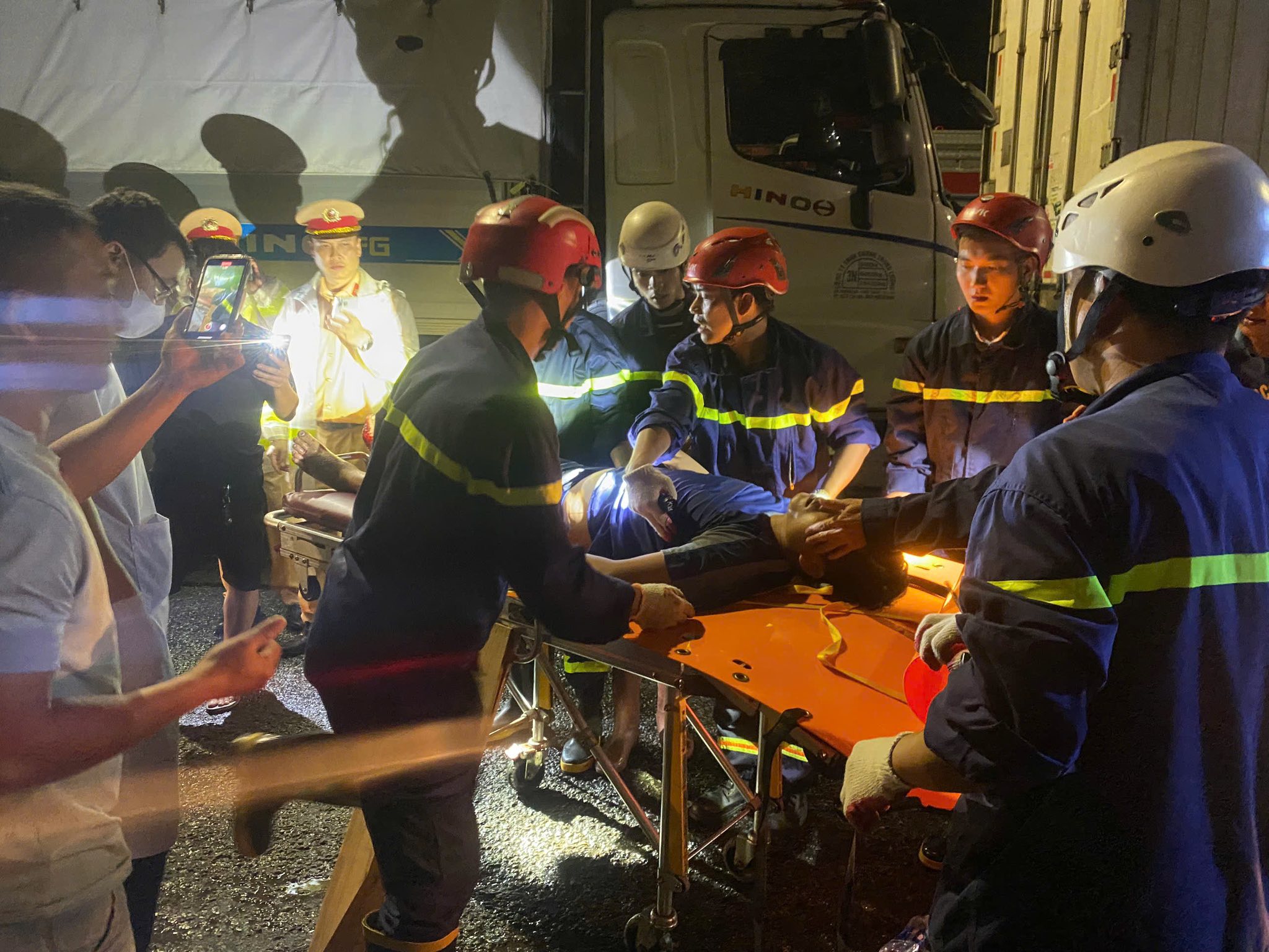 Quảng Ngãi: Phá cửa xe ô tô tải cứu tài xế bị mắc kẹt trong cabin- Ảnh 2. Quảng Ngãi: Phá cửa xe ô tô tải cứu tài xế bị mắc kẹt trong cabin- Ảnh 2.