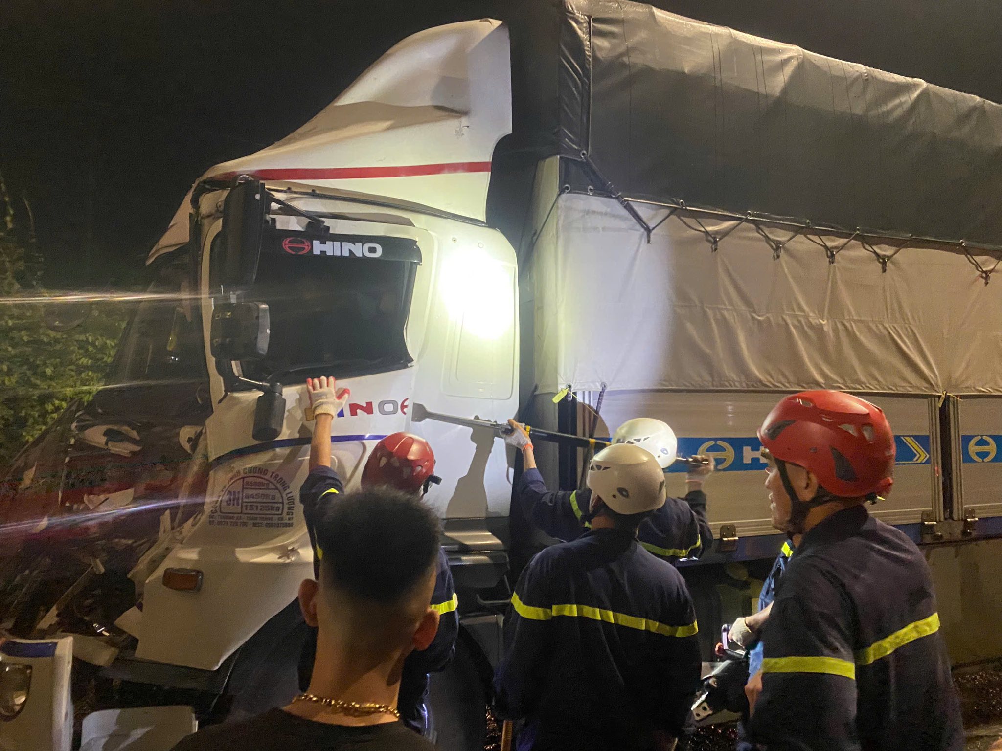 Quảng Ngãi: Phá cửa xe ô tô tải cứu tài xế bị mắc kẹt trong cabin- Ảnh 1. Quảng Ngãi: Phá cửa xe ô tô tải cứu tài xế bị mắc kẹt trong cabin- Ảnh 1.