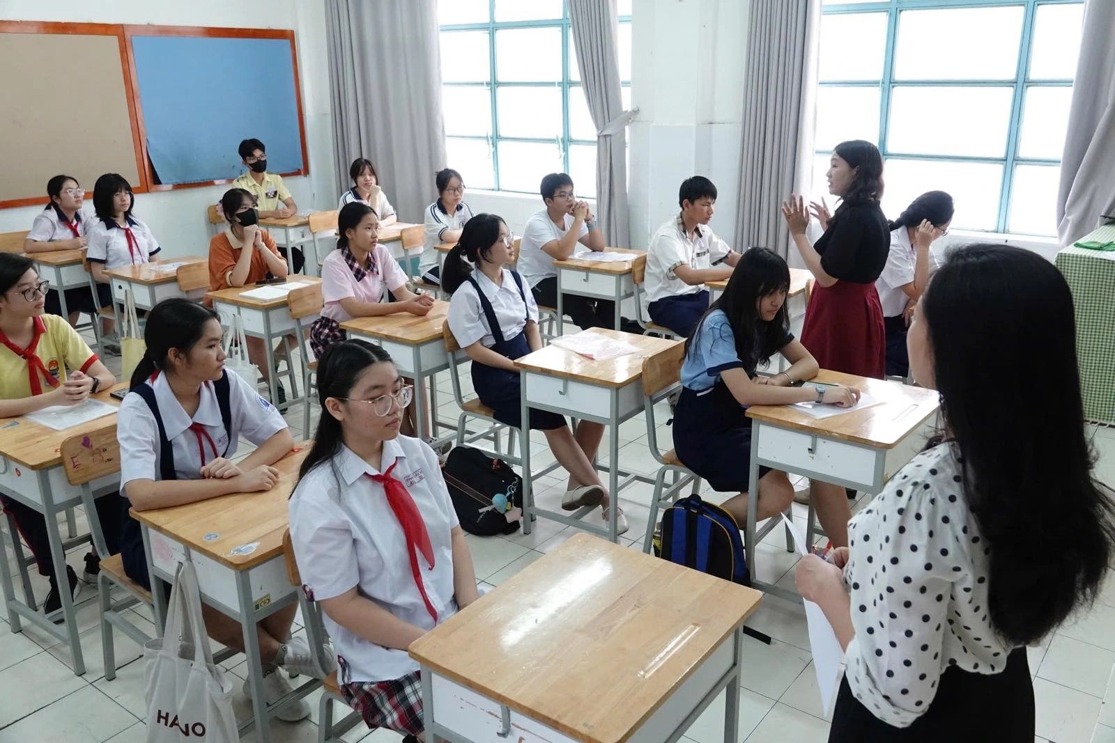 Tranh luận sôi nổi 'nên xét tuyển hay thi tuyển vào lớp 10?' - Ảnh 1.