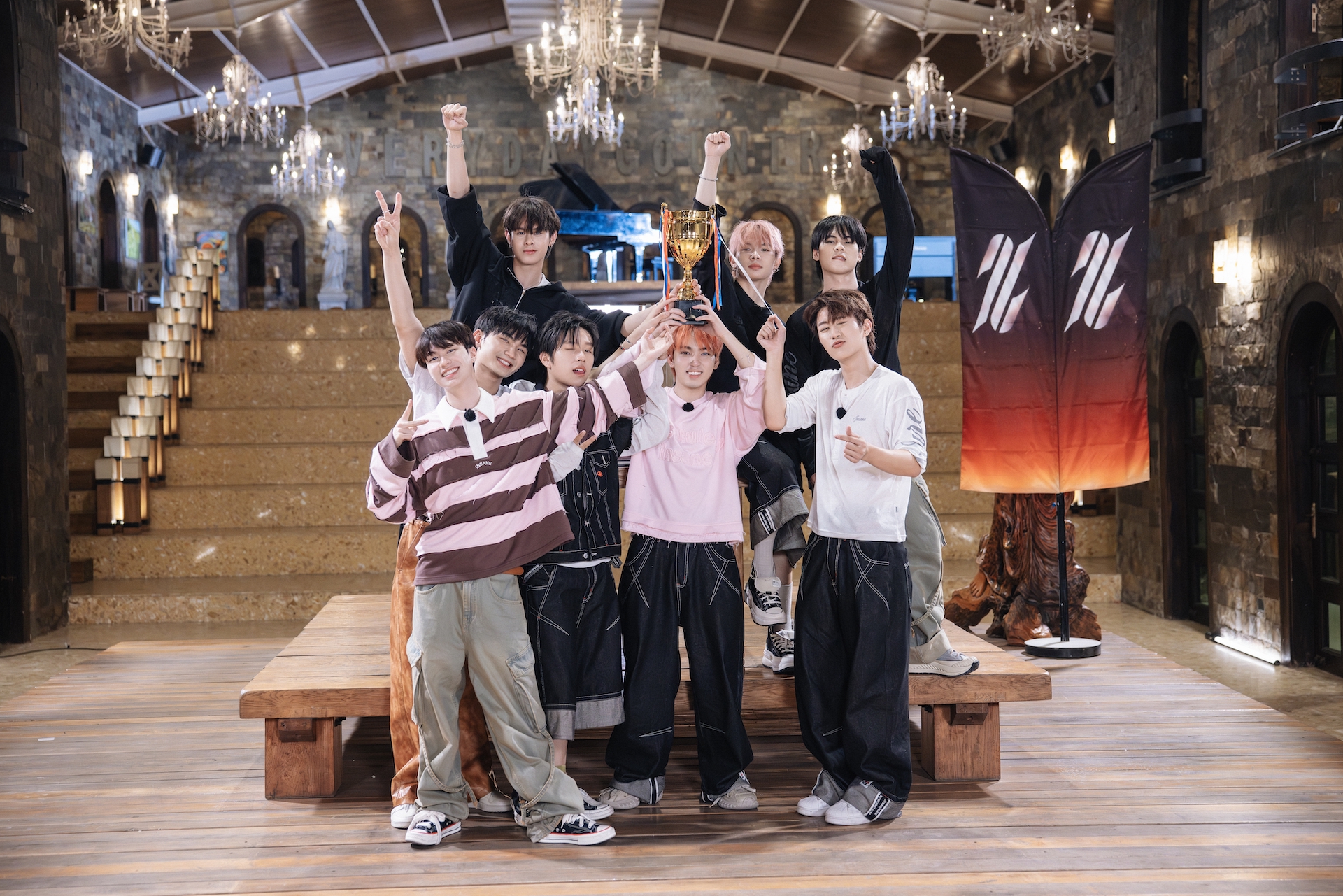 Dàn 'Tân binh toàn năng' trước cuộc 'chạm trán' nhóm nhạc đình đám Kpop - Ảnh 1.