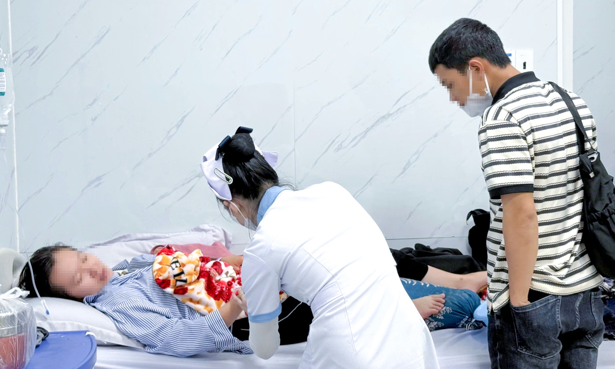 Vụ nghi ngộ độc sau ăn bánh mì ở Quảng Ngãi: Phát hiện nhiều vi phạm - Ảnh 2.