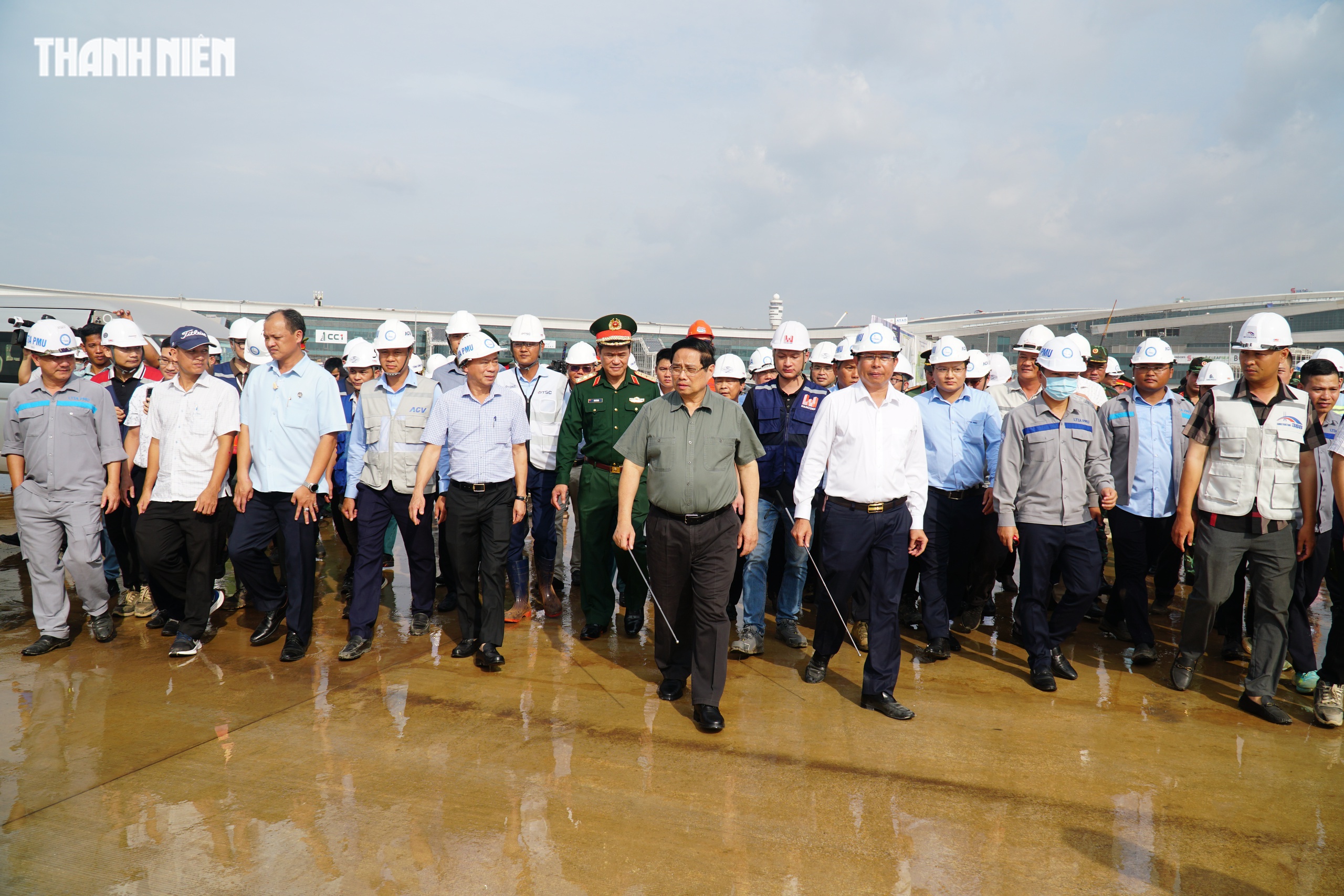 Thủ tướng kiểm tra sân bay Long Thành trước ngày đón chuyến bay đầu tiên ngày 19.12- Ảnh 1. Thủ tướng kiểm tra sân bay Long Thành trước ngày đón chuyến bay đầu tiên ngày 19.12- Ảnh 1.