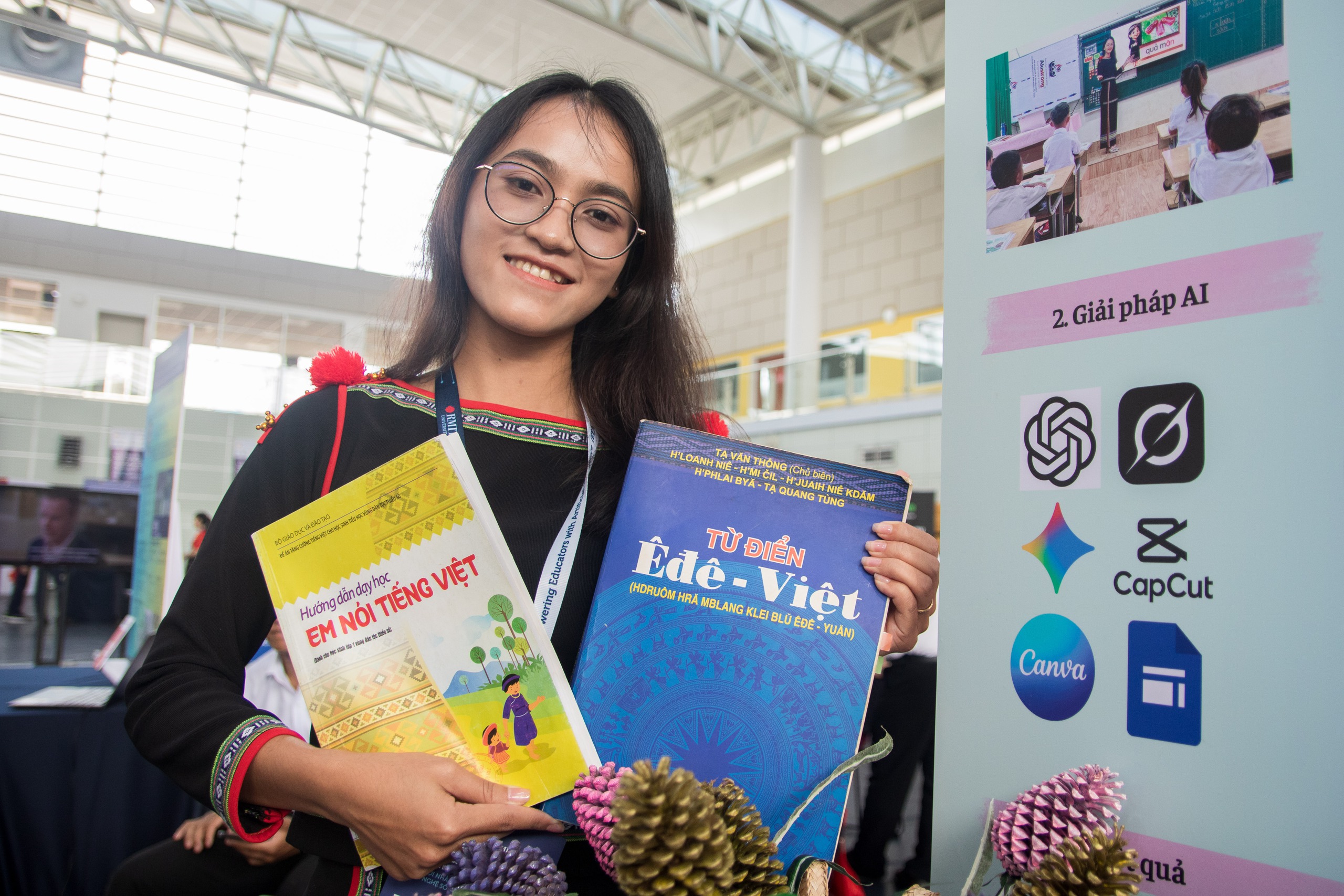 Thầy cô miền đất khó dùng AI giải 'cơn khát' công nghệ số cho học trò - Ảnh 1.