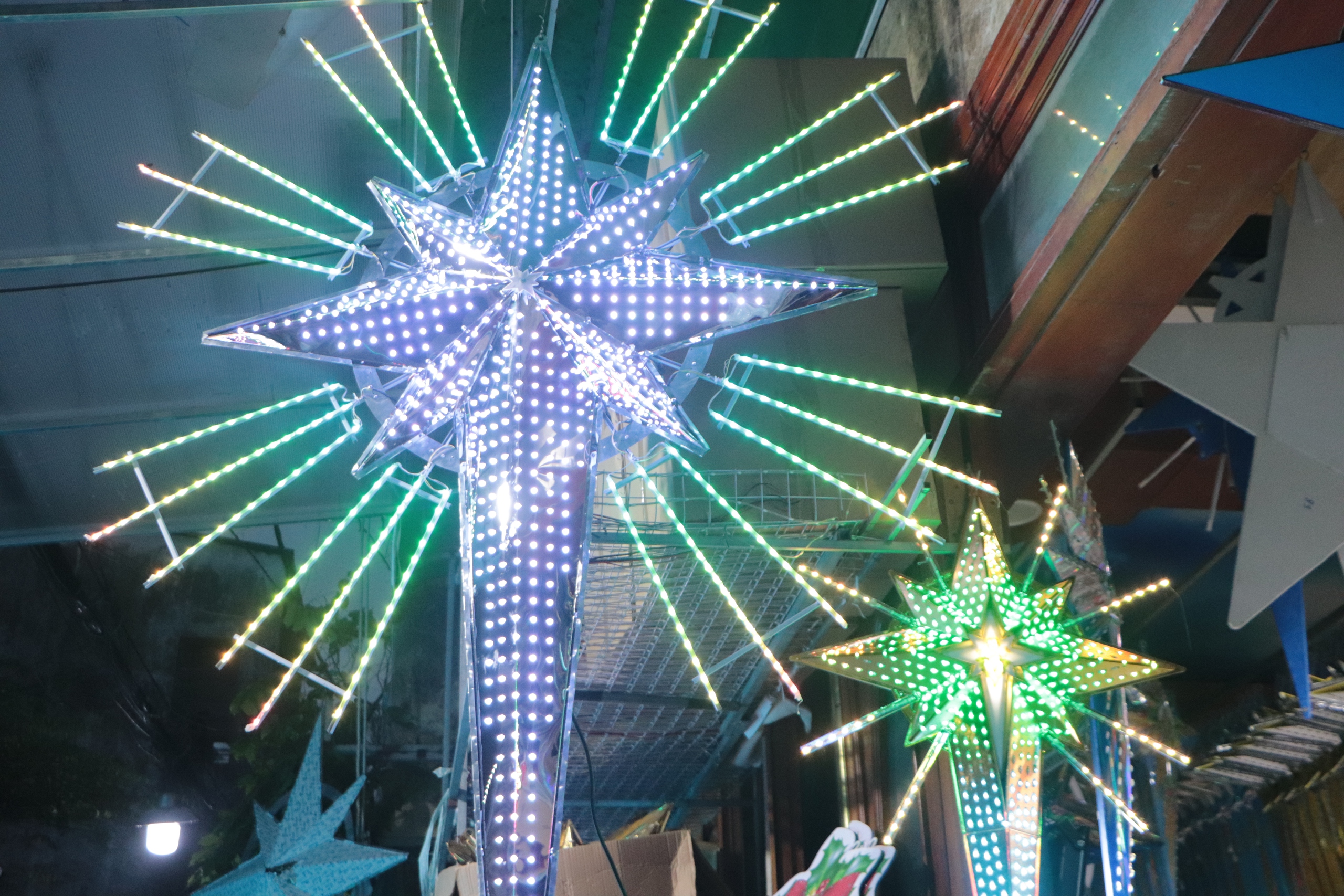 Tampilan jarak dekat dari bengkel yang membuat bintang LED untuk Katedral Notre Dame - Foto 3.